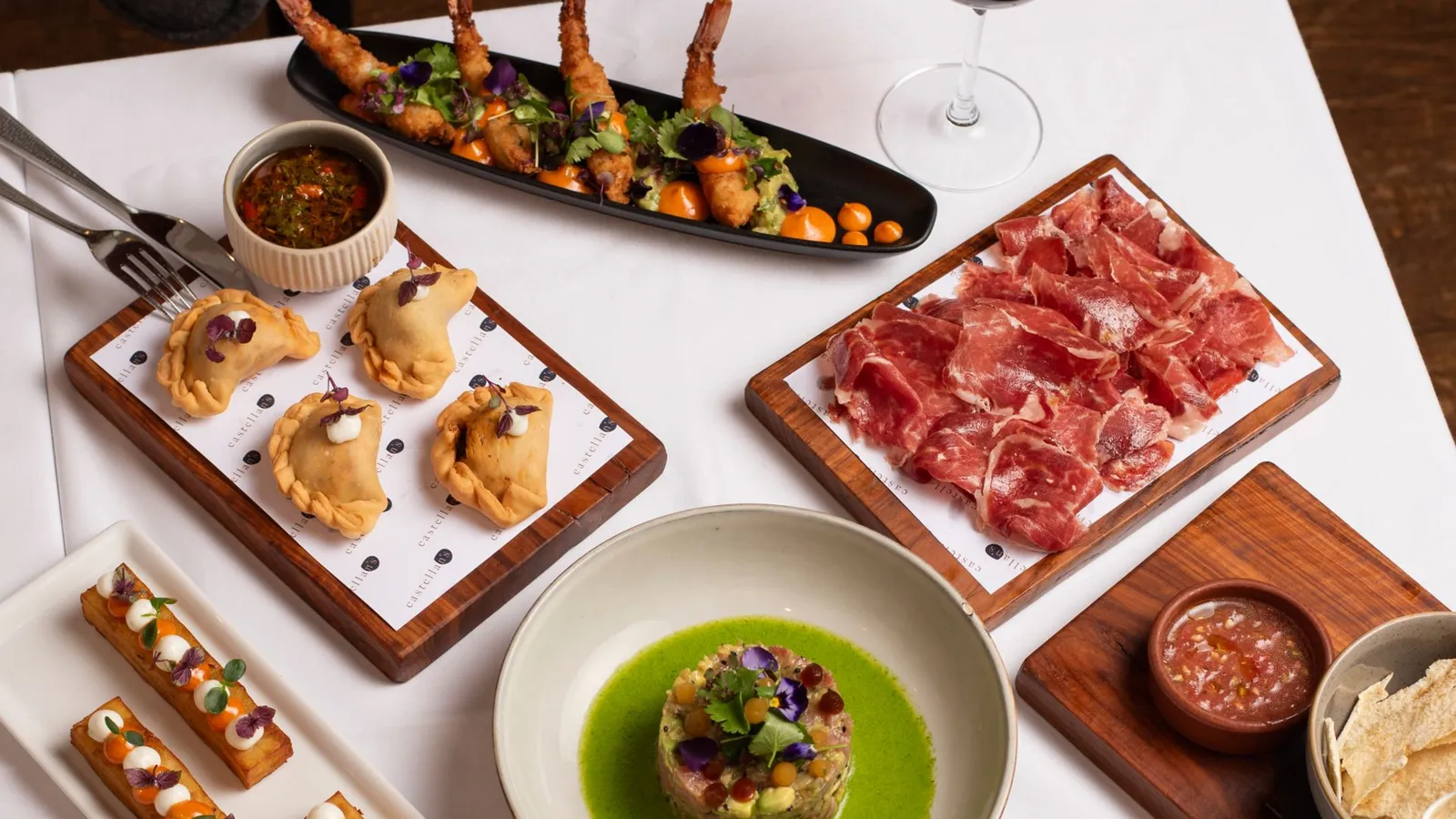 Empanadas, tapas e jamón sul tavolo di Castellan’s