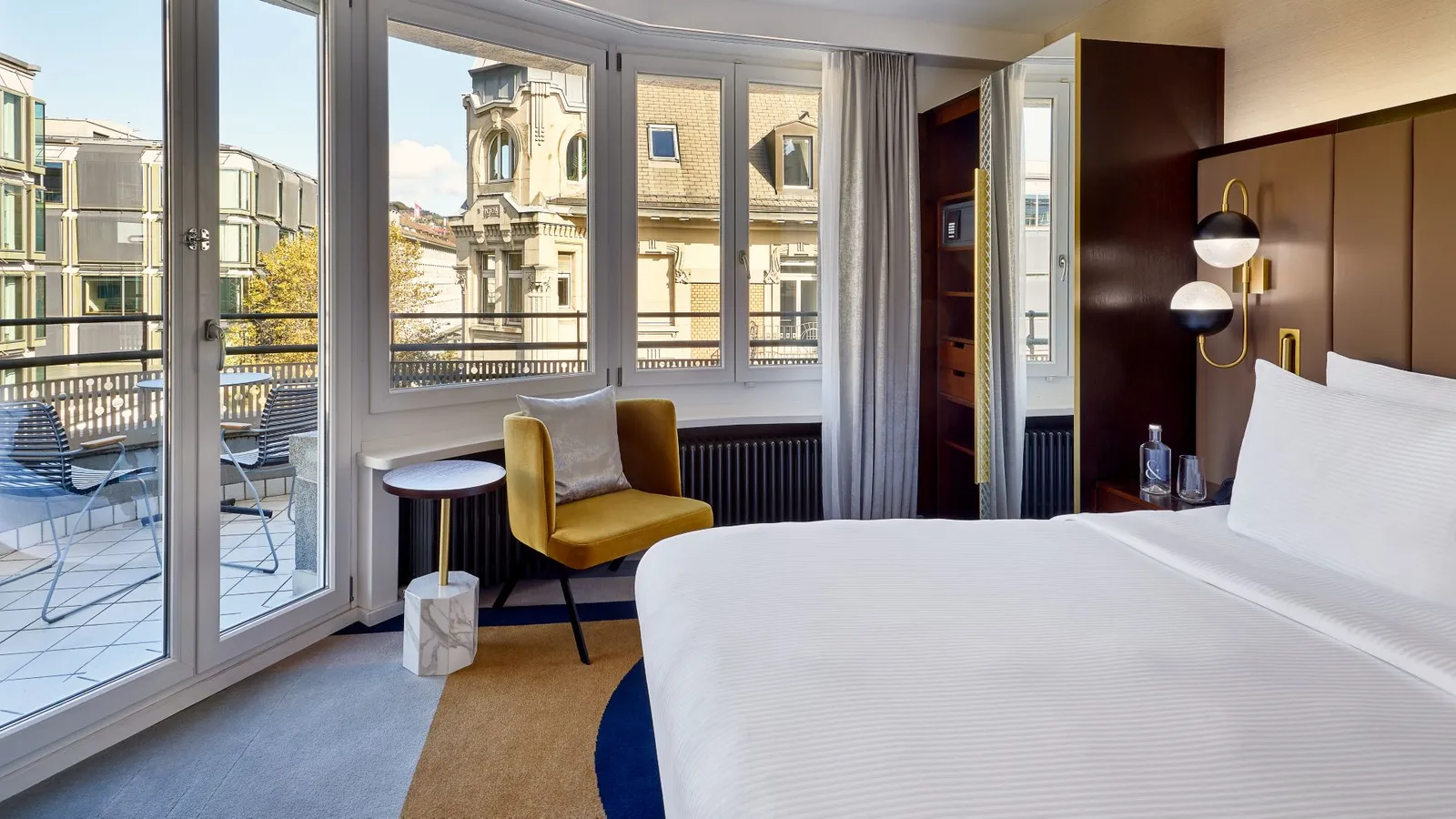 La camera della Corner Suite con finestra e porta del balcone