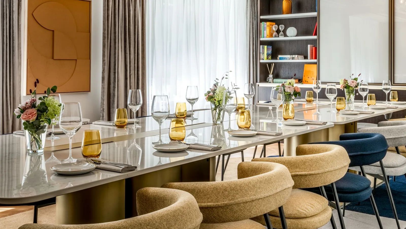 La tavola della Library apparecchiata per una cena privata