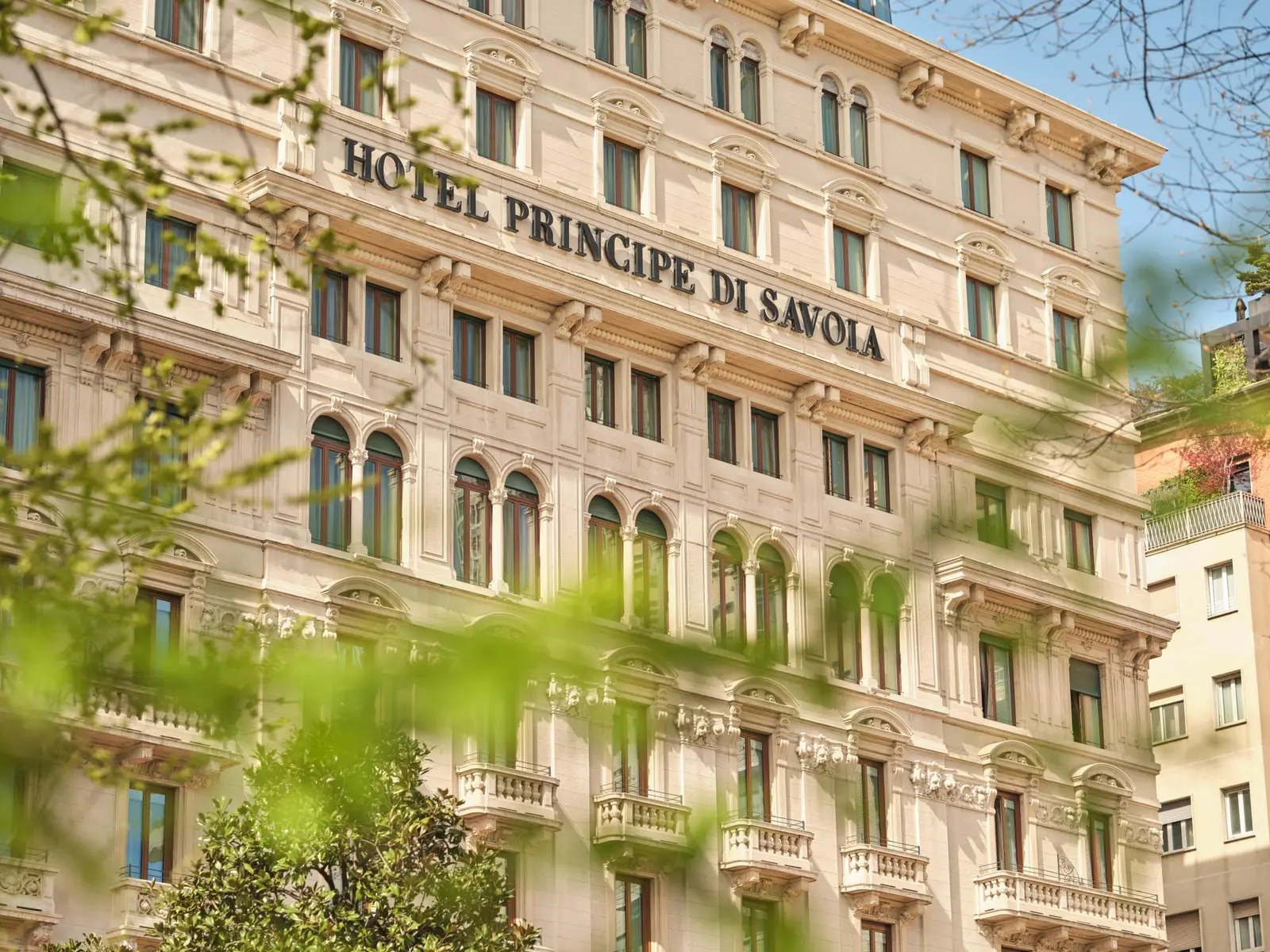 La facciata del Principe di Savoia su piazza della Repubblica, con il nome dell’hotel in alto