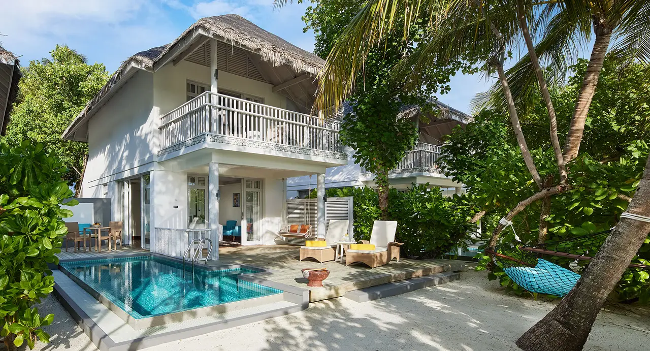 The 2-bedroom beach villa: 2 floors with a balcony, the private pool and a hammock among the palms.