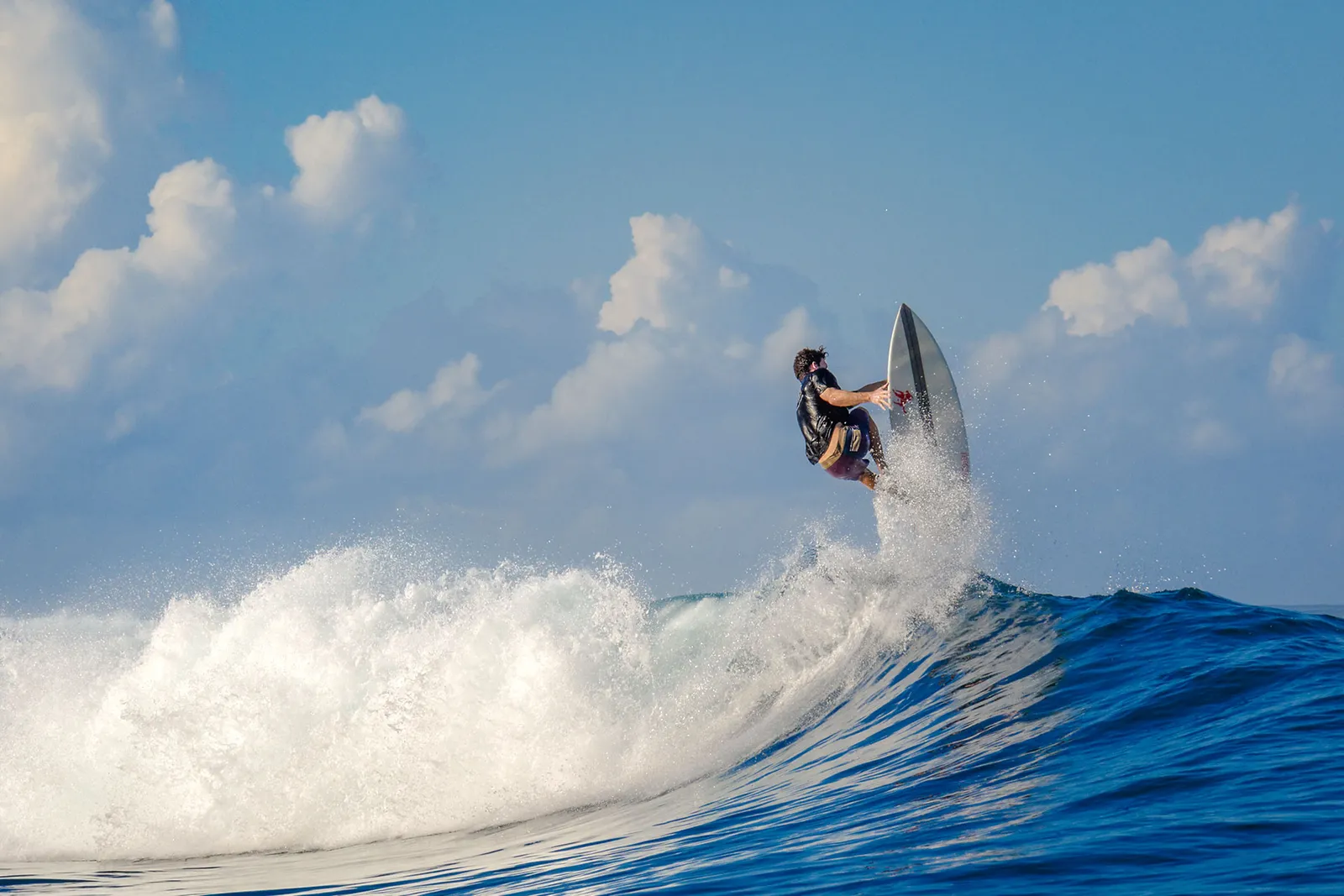 Un surfista in cima all’onda di Occy’s Left, nella schiuma