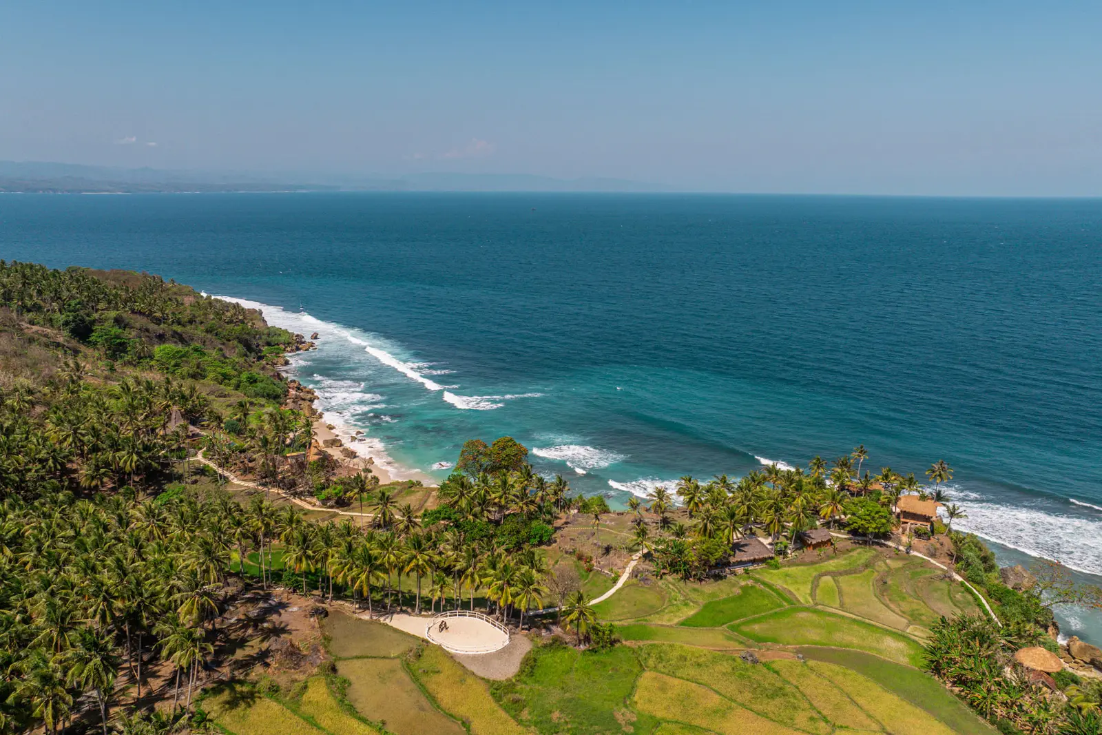 La costa di Nihioka dall’alto: le risaie, le palme e la spiaggia dove arriva lo Spa Safari