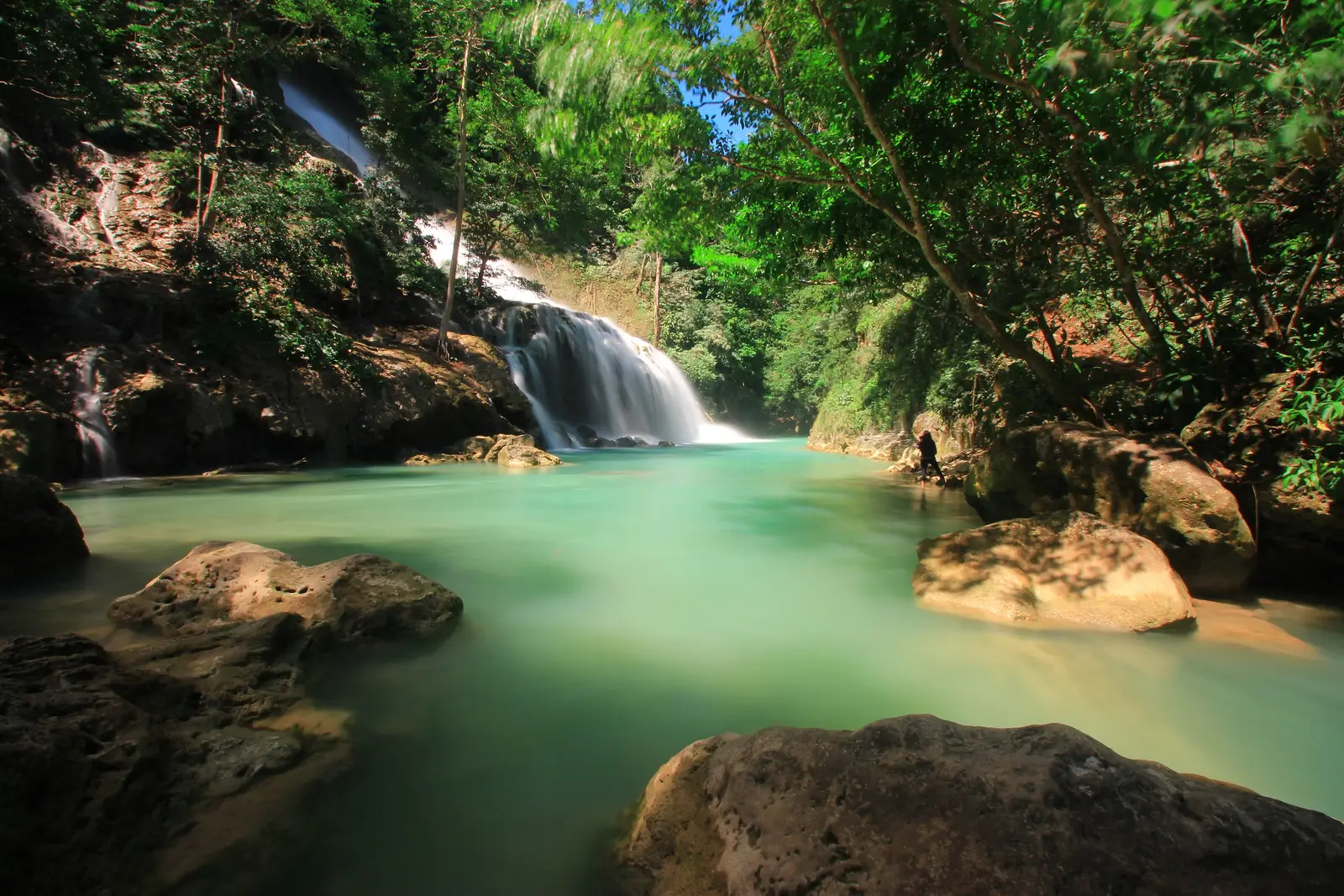 La cascata di Lapopu: l’acqua scende a gradini fra la foresta in una pozza verde chiaro