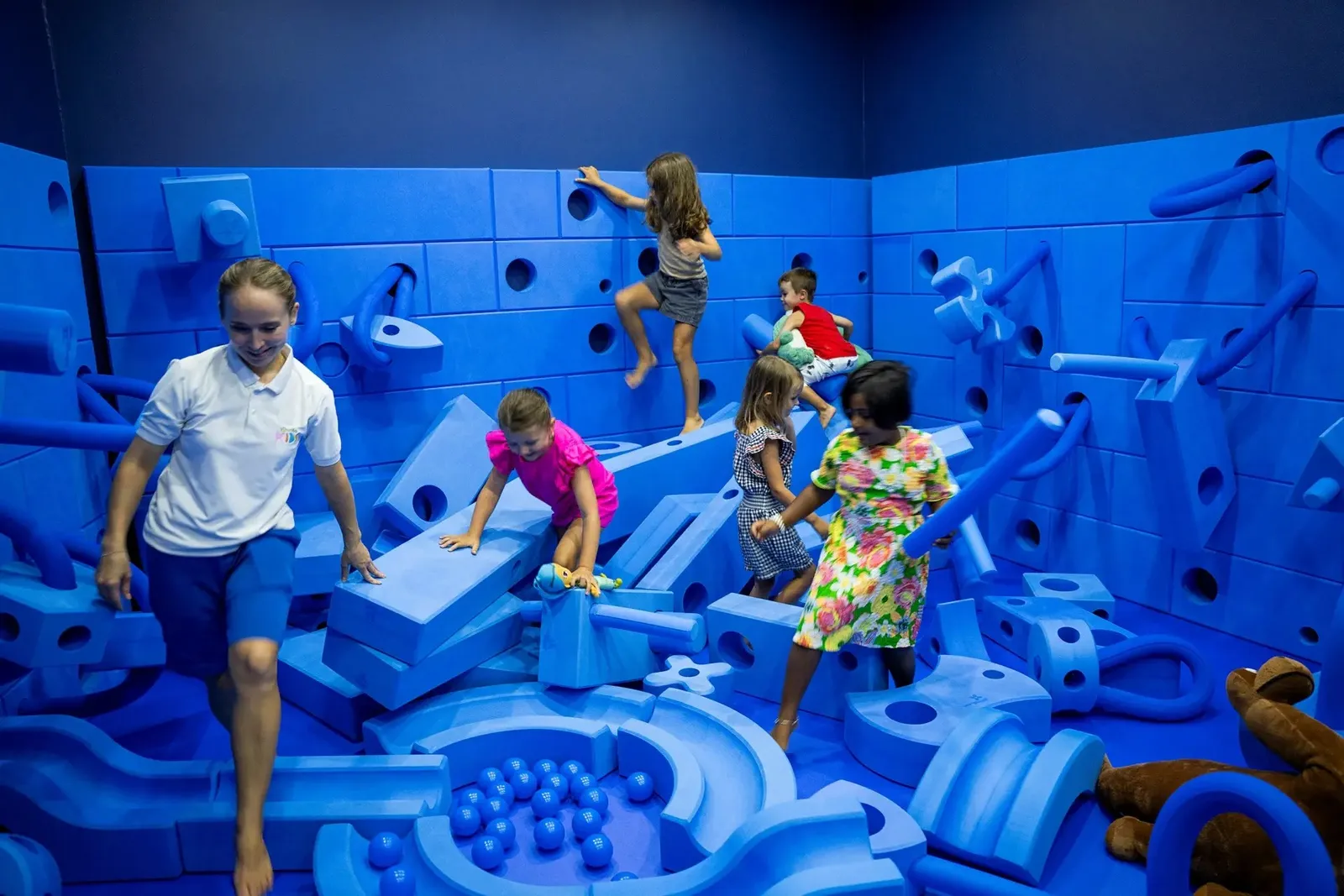 Children playing among the blue blocks of the kids’ club Imaginarium