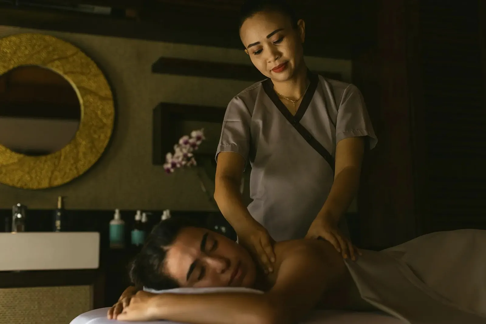 A massage at LIME Wellbeing, the therapist and the gilded mirror