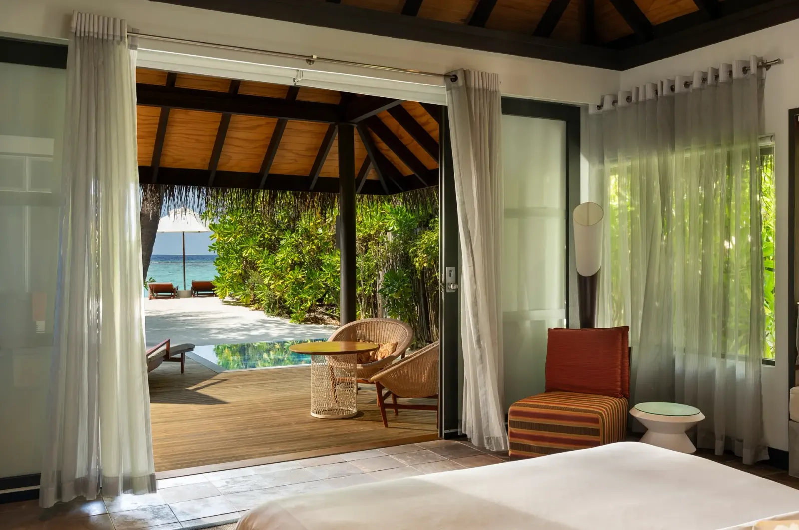 Una Beach Villa with Pool: dalla camera si esce sulla terrazza con la piscina, poi la spiaggia.