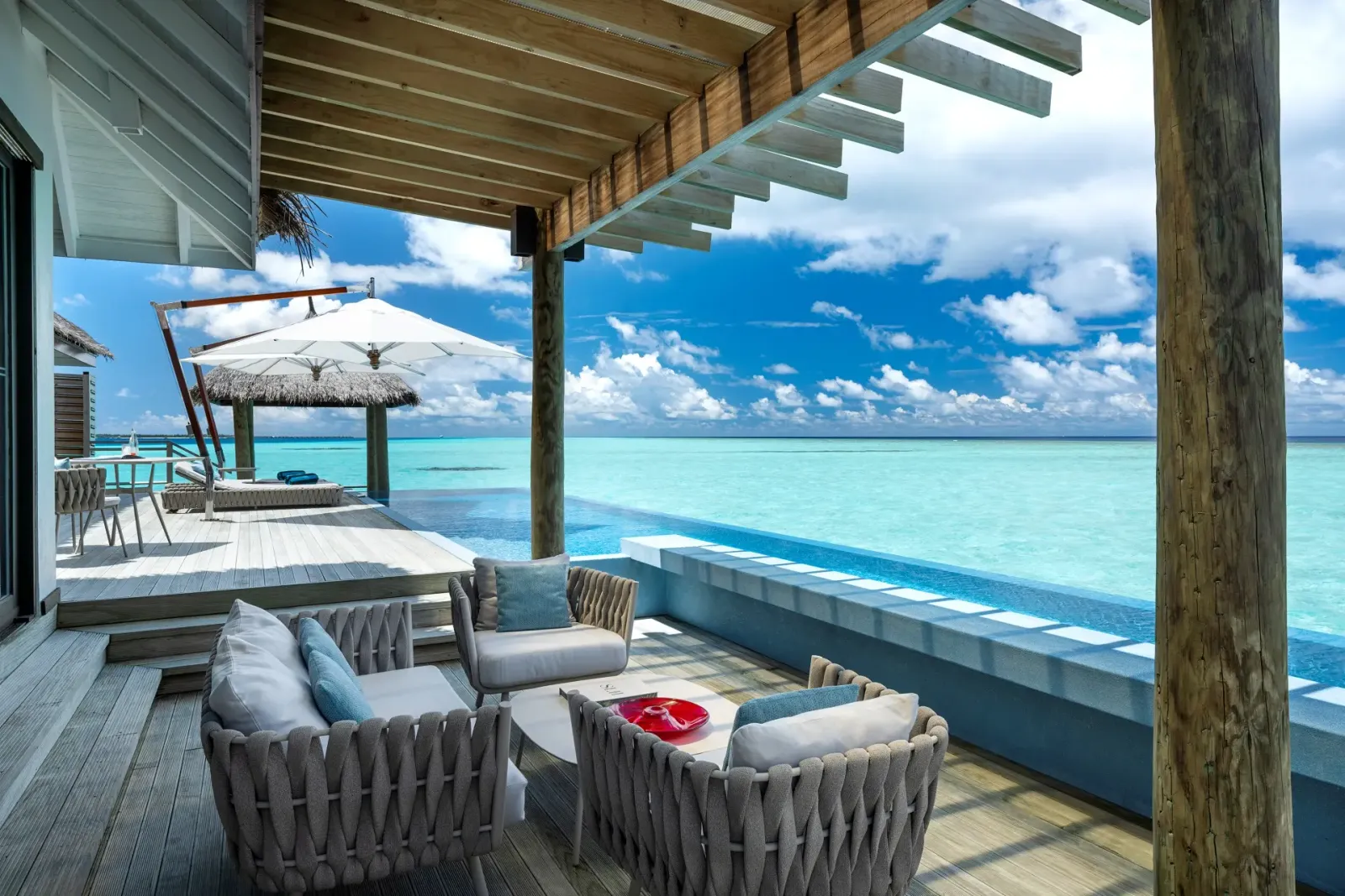 La terrazza della Water Suite: il salotto all’aperto, la piscina a sfioro e il padiglione sopra la laguna.