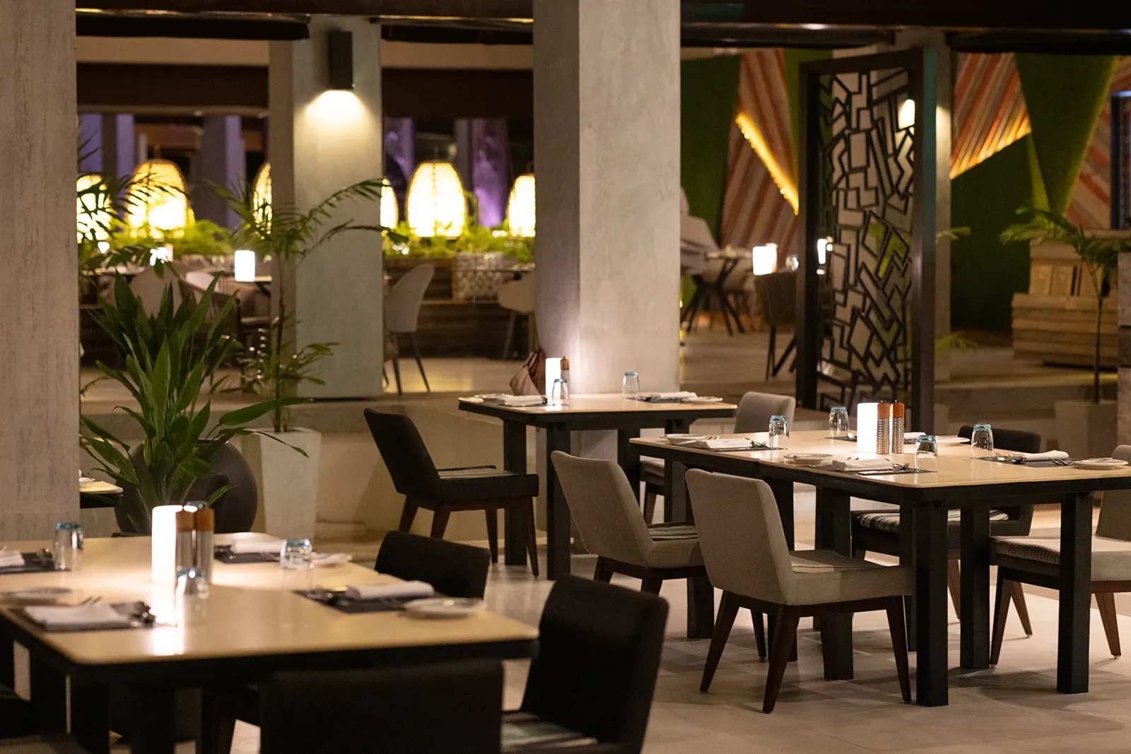 La sala di Vela, il ristorante del buffet, apparecchiata per la cena.