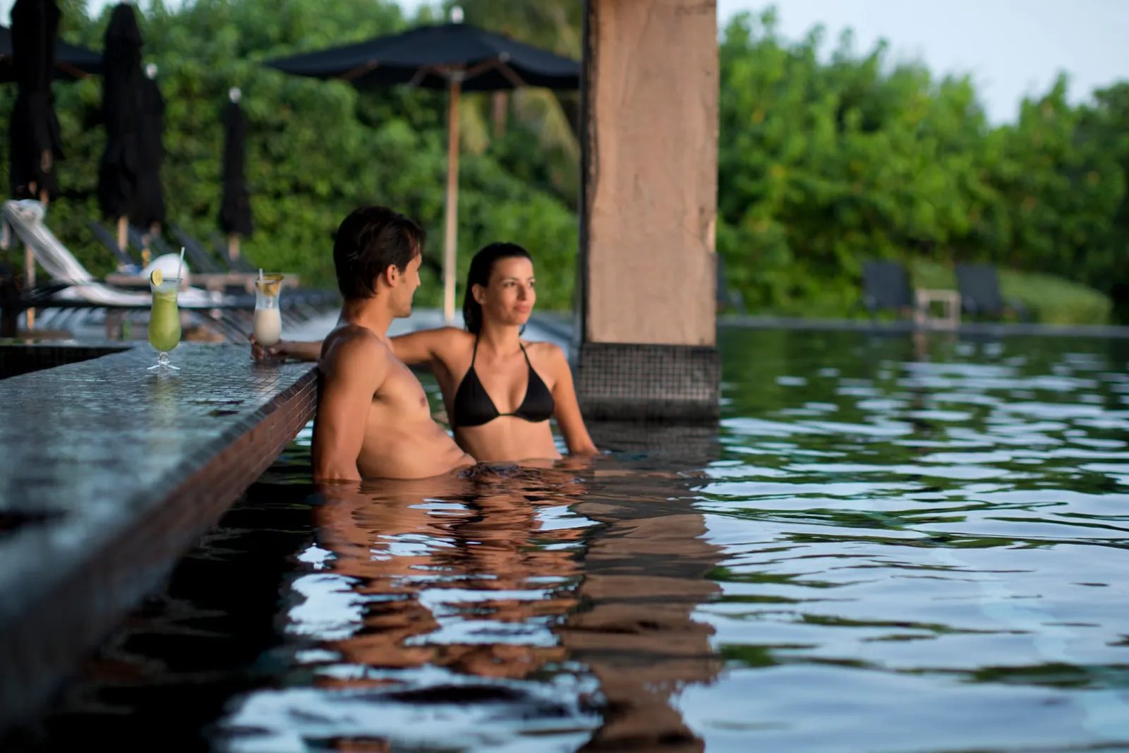 Guests in NIZUC’s swimming pool by the bar