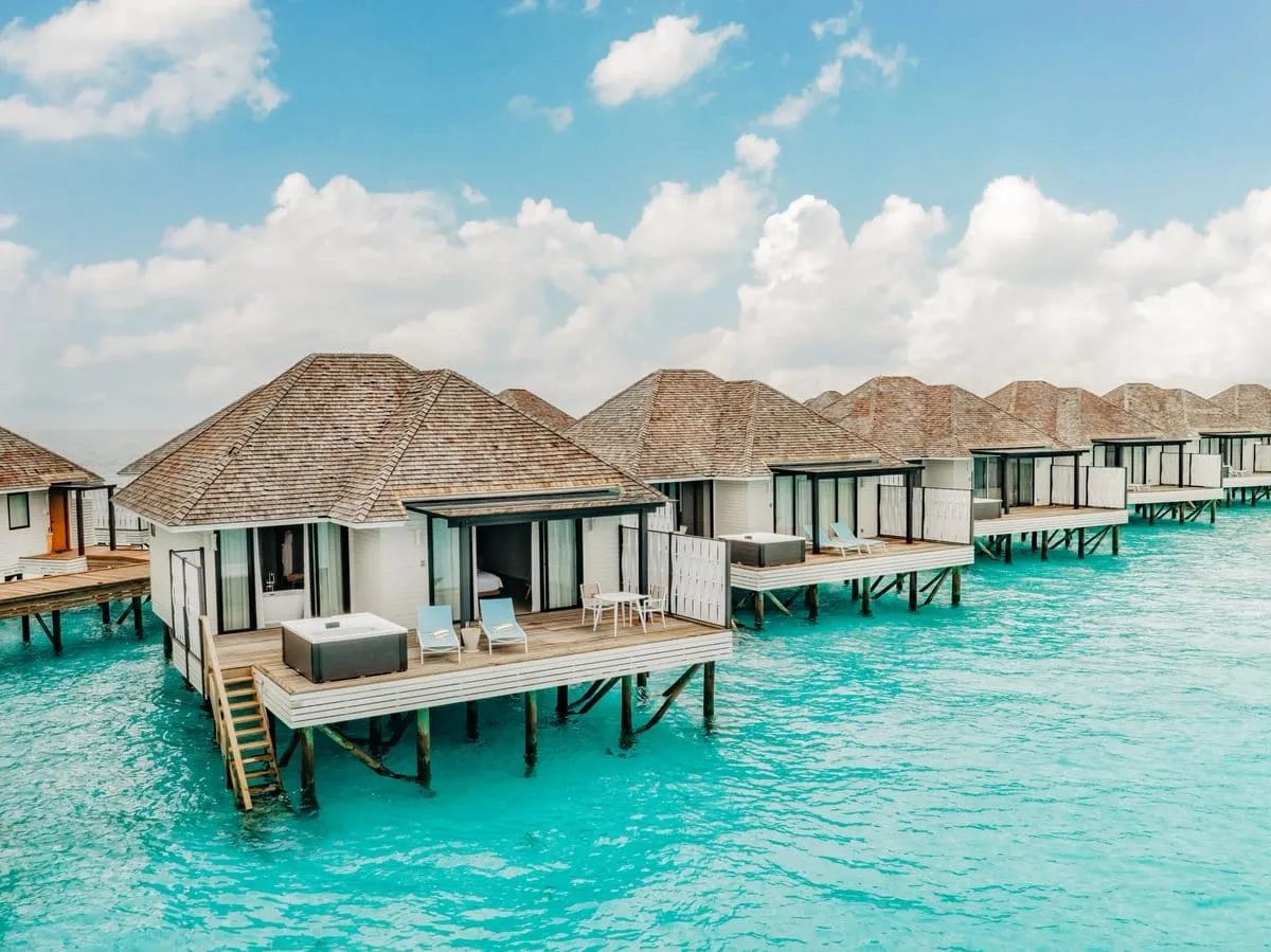Deck Jacuzzis and stairs towards the lagoon.