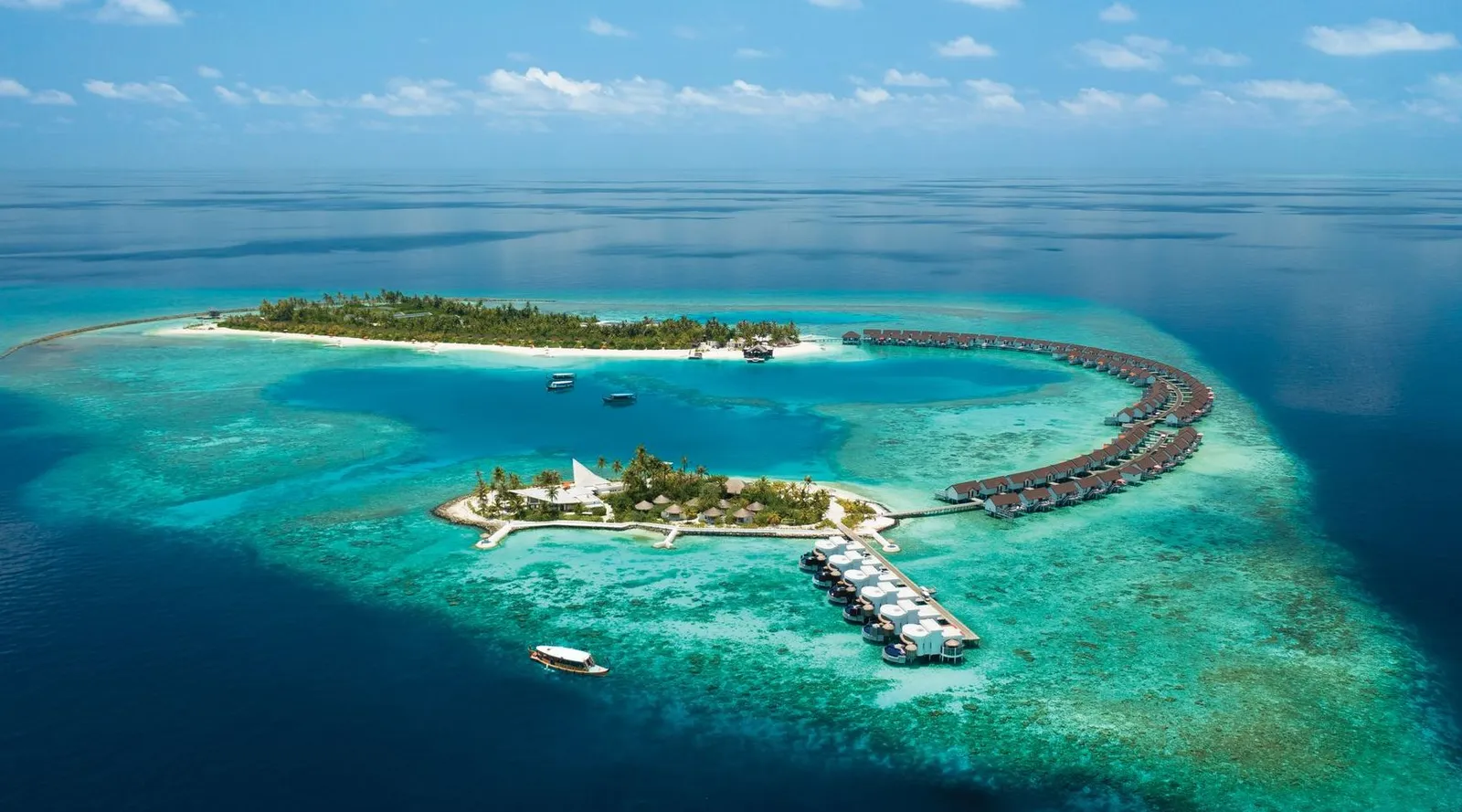 The 2 islands seen from the sea: Sangeli behind, One Banyan in front with its jetty, and the lagoon and water villas between them.