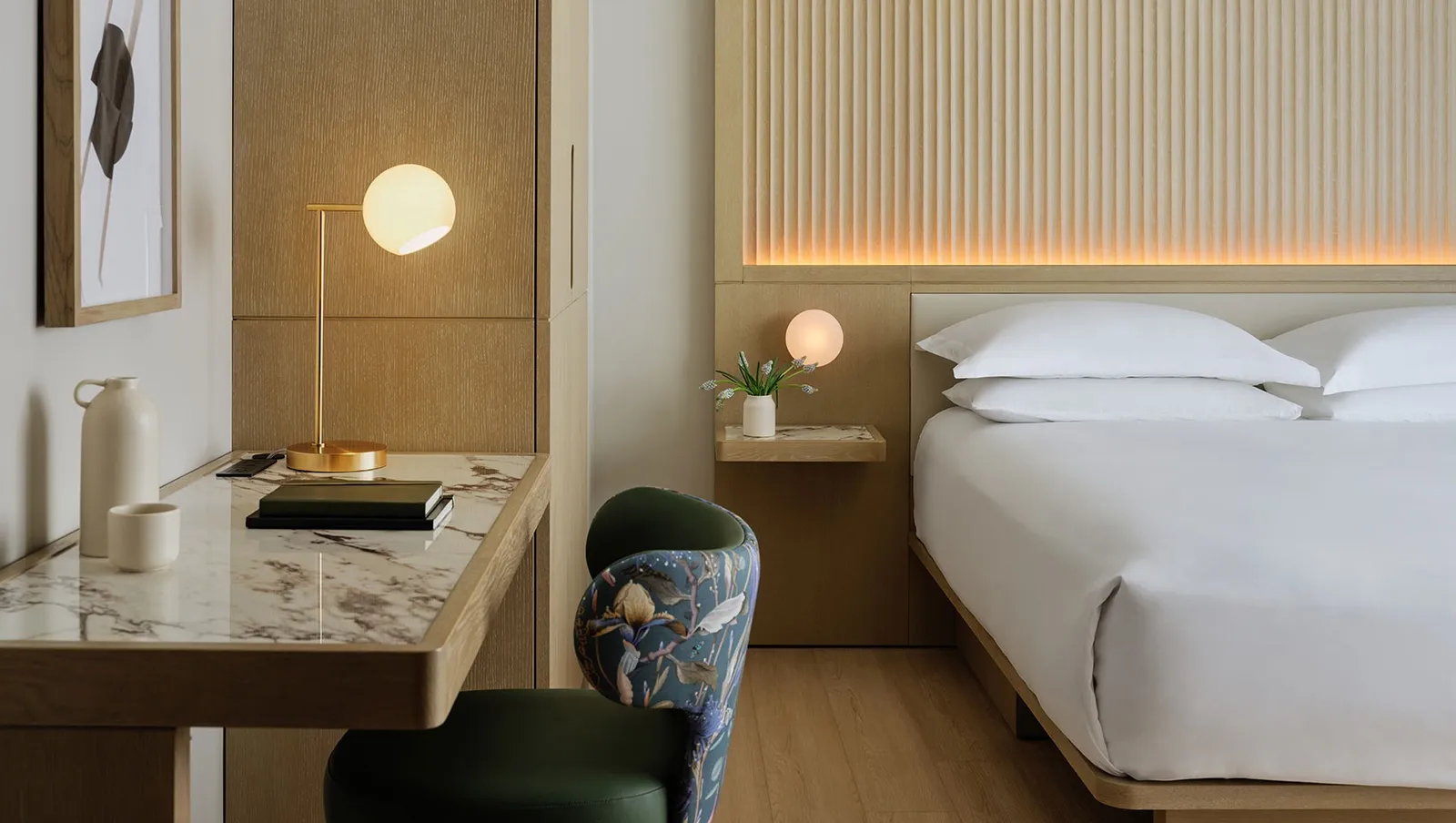 La camera del Kimpton Era, con il letto e la scrivania