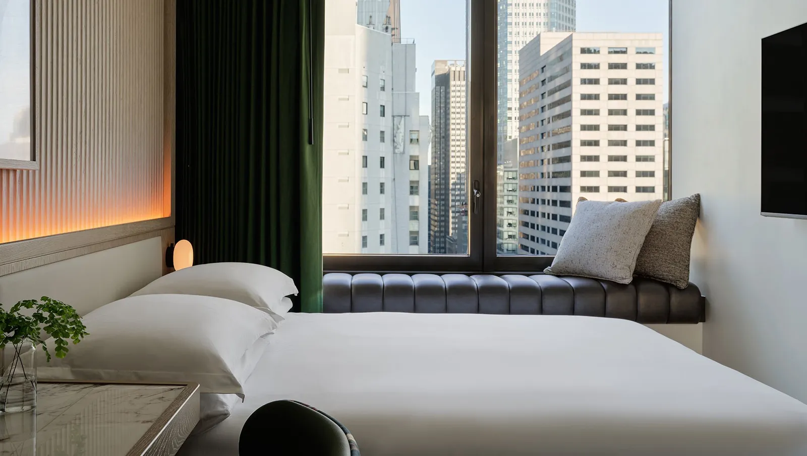 La camera del Kimpton Era, con la seduta alla finestra e i palazzi di Midtown