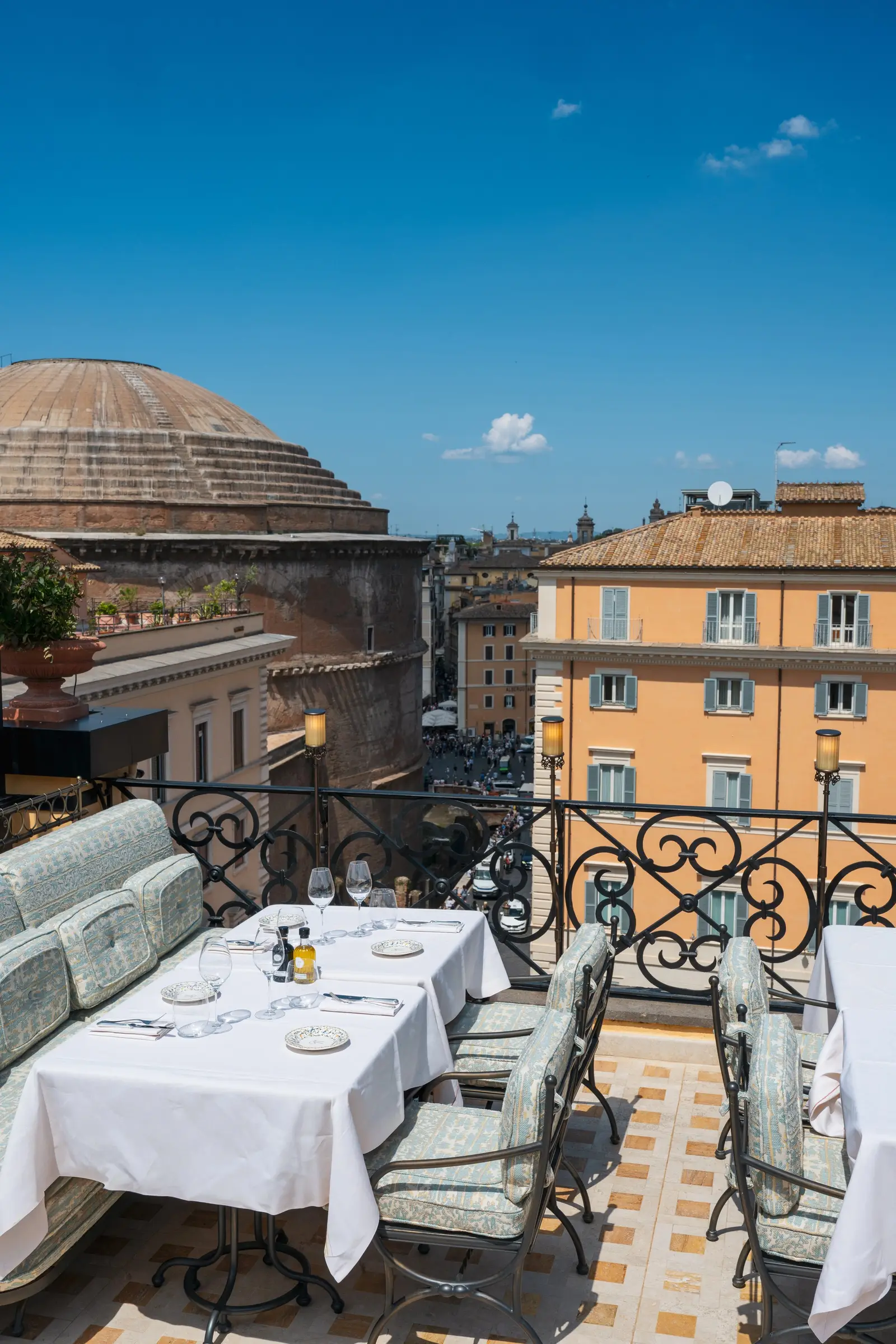 White-laid tables on the terrace beside the Pantheon’s dome