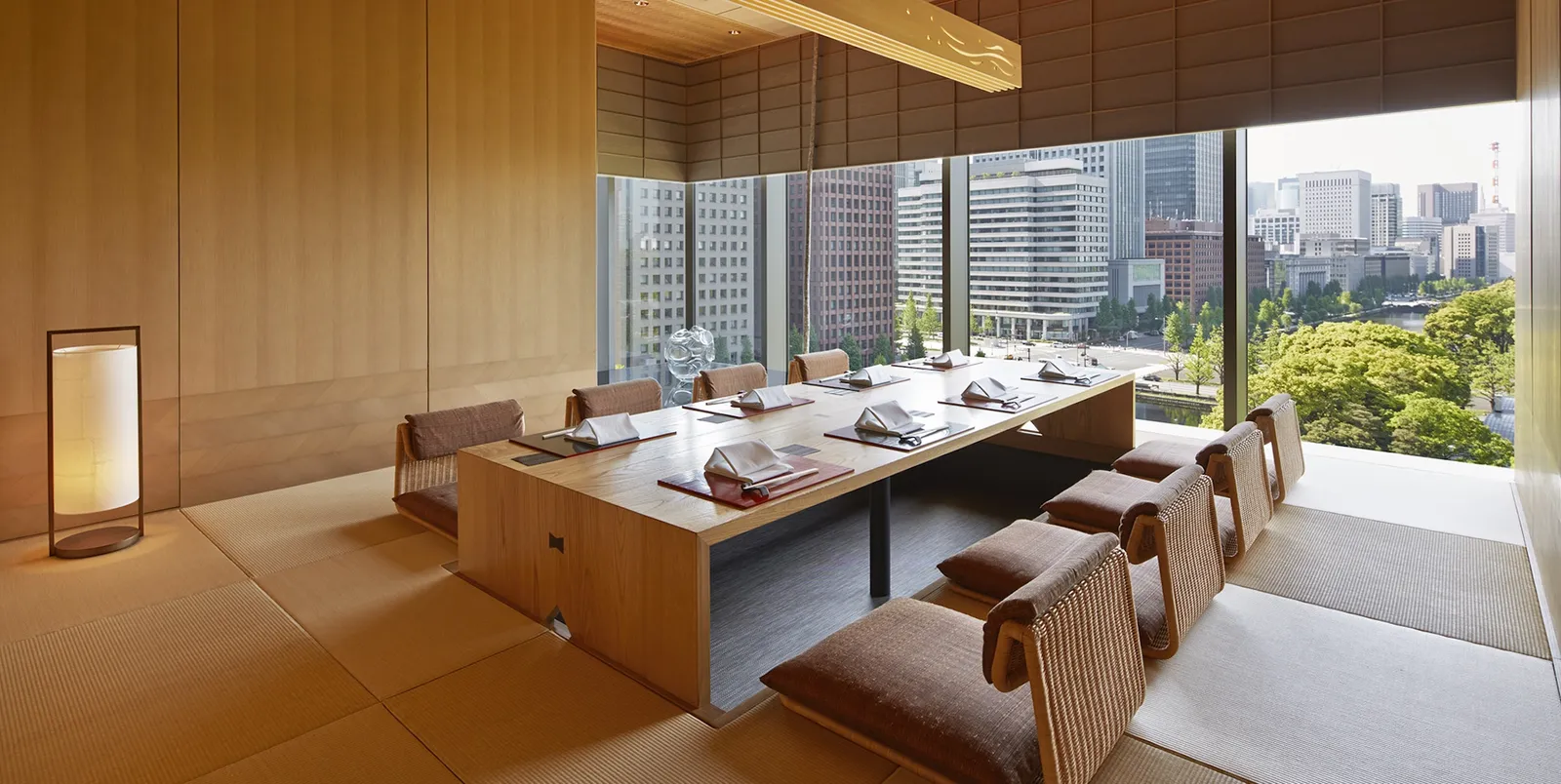 A Wadakura private room with tatami, a low table and the window onto the gardens and the towers.