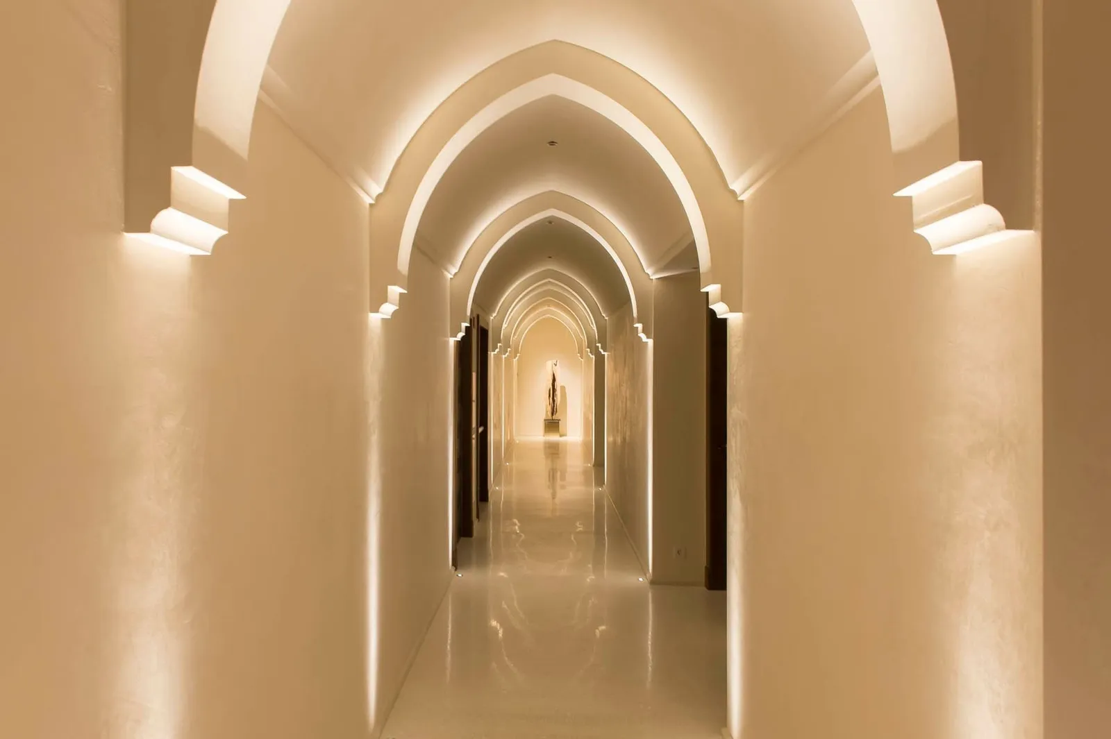 Il corridoio della Grand Spa, con gli archi moreschi illuminati.