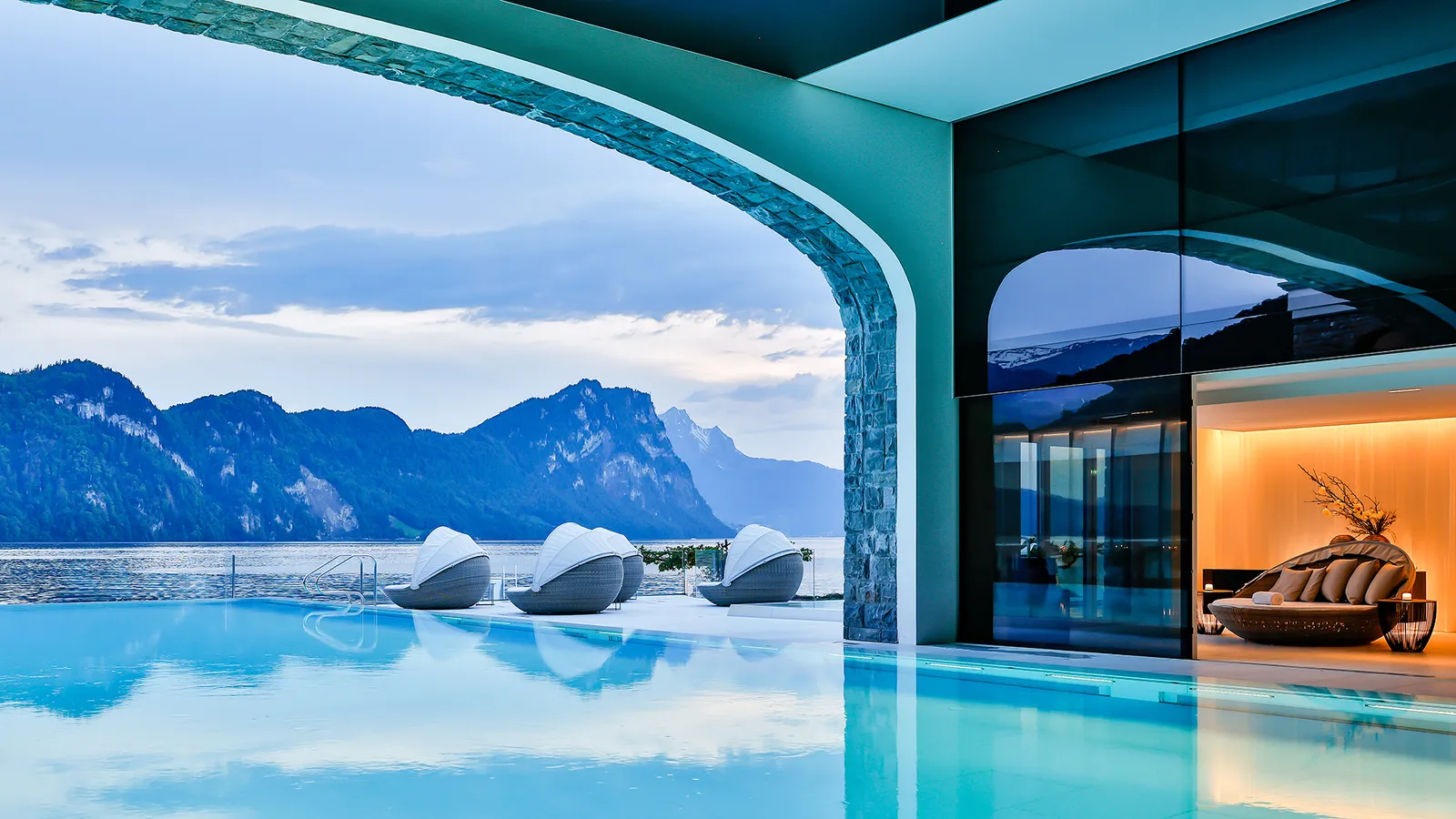 La piscina a sfioro davanti al Lago dei Quattro Cantoni