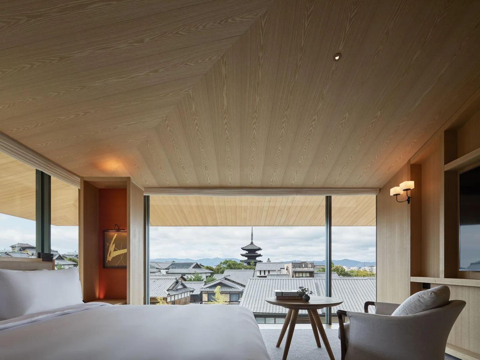 The Higashiyama House bedroom: the bed facing the glass, the pagoda and the city beyond the glass.