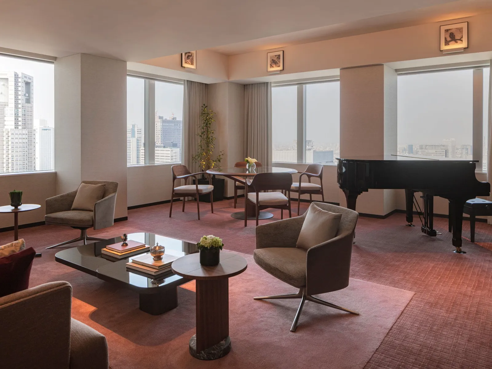 The Governor’s Suite living room with its grand piano, the armchairs and the windows onto the towers.