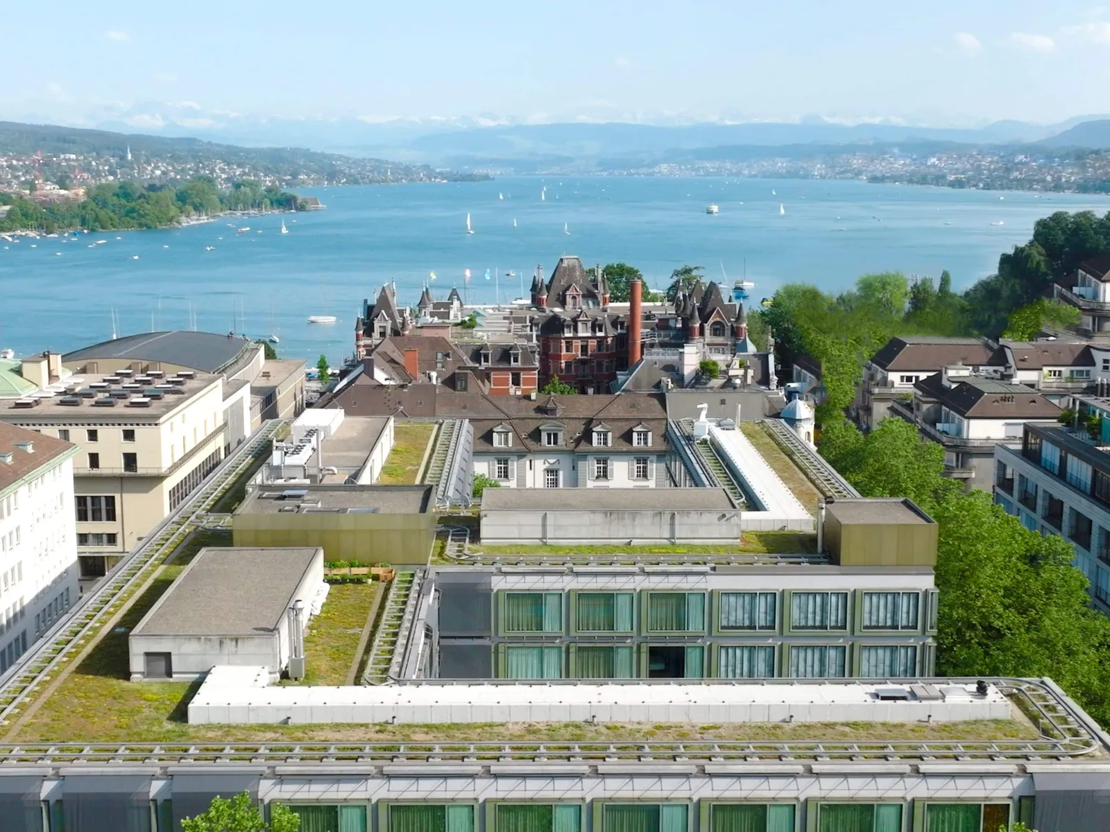 Il Park Hyatt Zurich dall’alto, fra gli edifici di Enge e il lago all’orizzonte