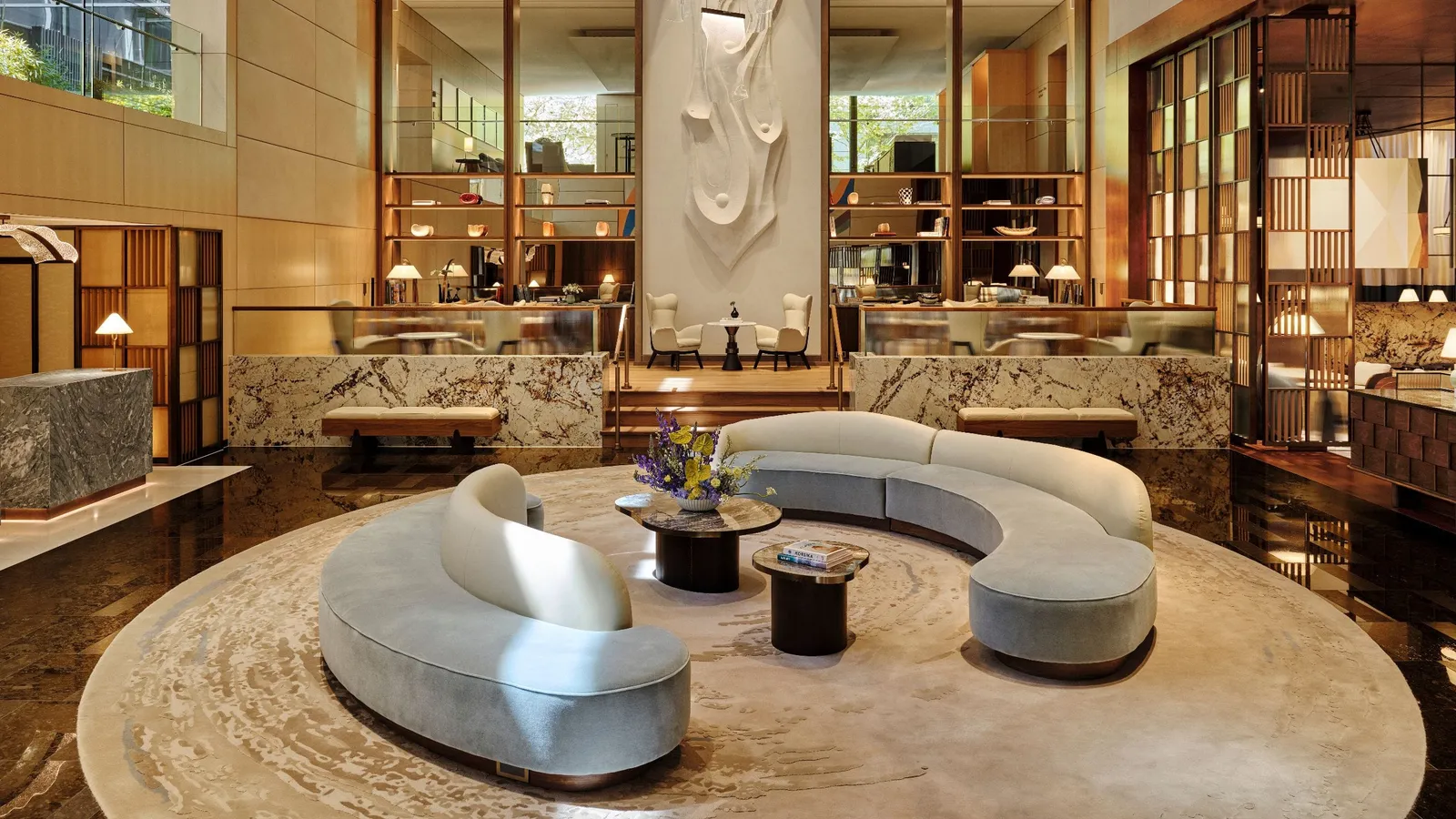 Divano grigio e poltrone nel nuovo Lobby Lounge