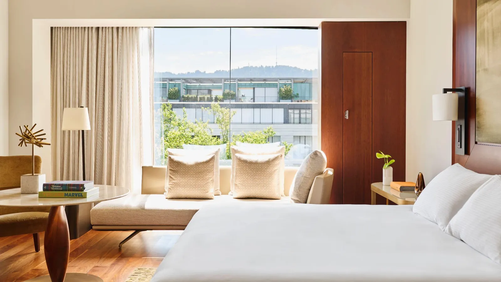 La King High Floor, con letto e vetrate sulla città