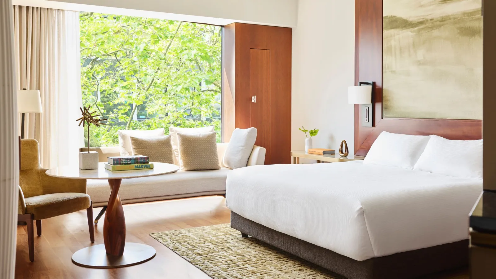 La camera King classica con letto e sedute vicino alle finestre