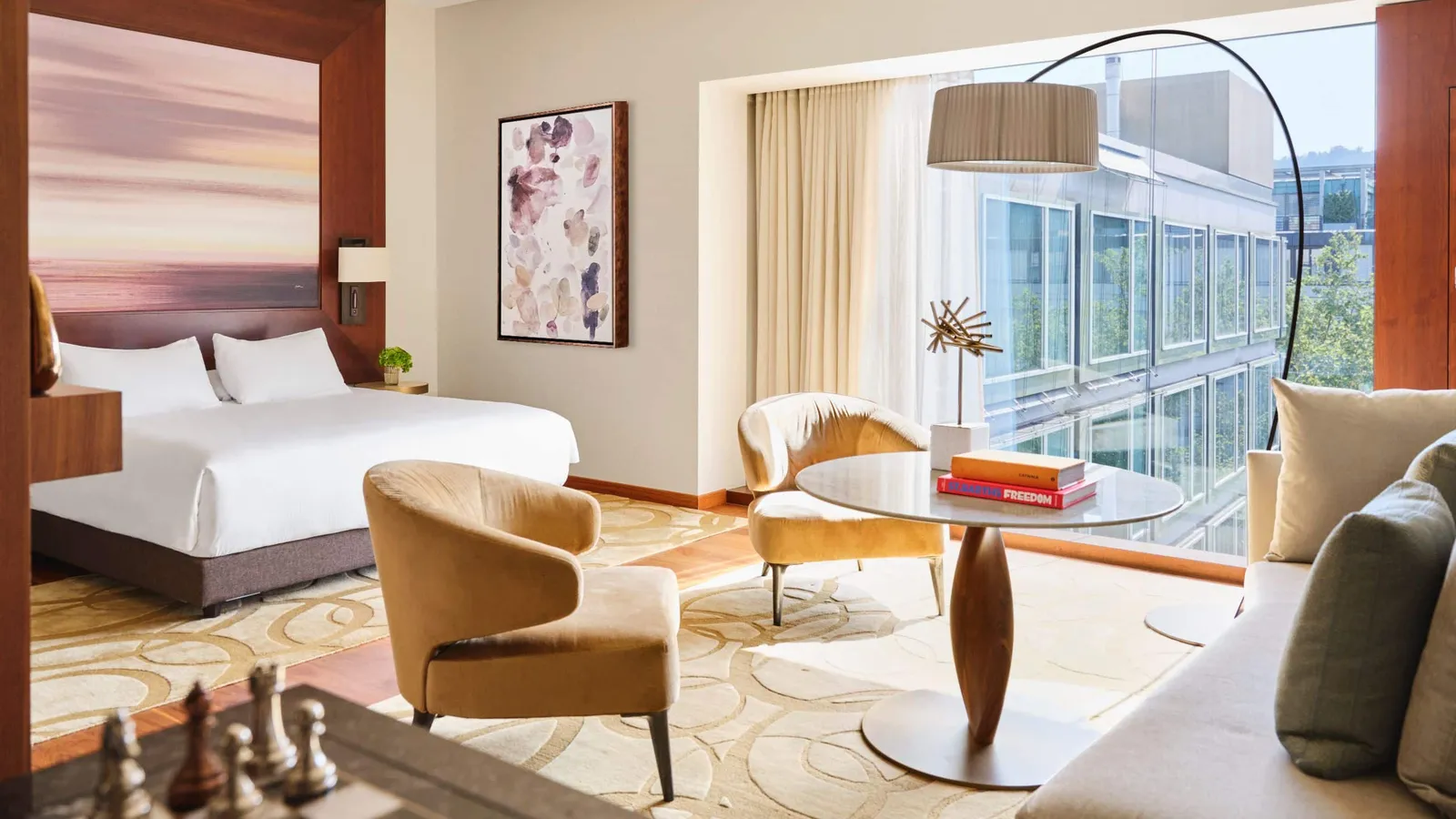 La Park Junior Suite classica con letto e tavolo