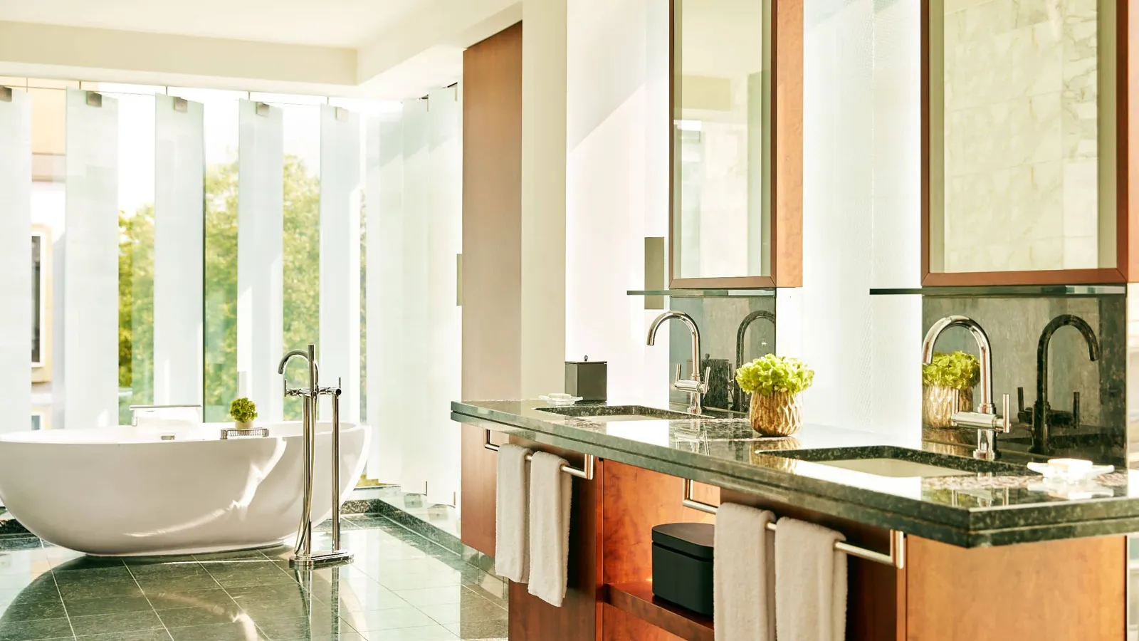 Il bagno della Park Corner Suite con lavabo doppio e vasca