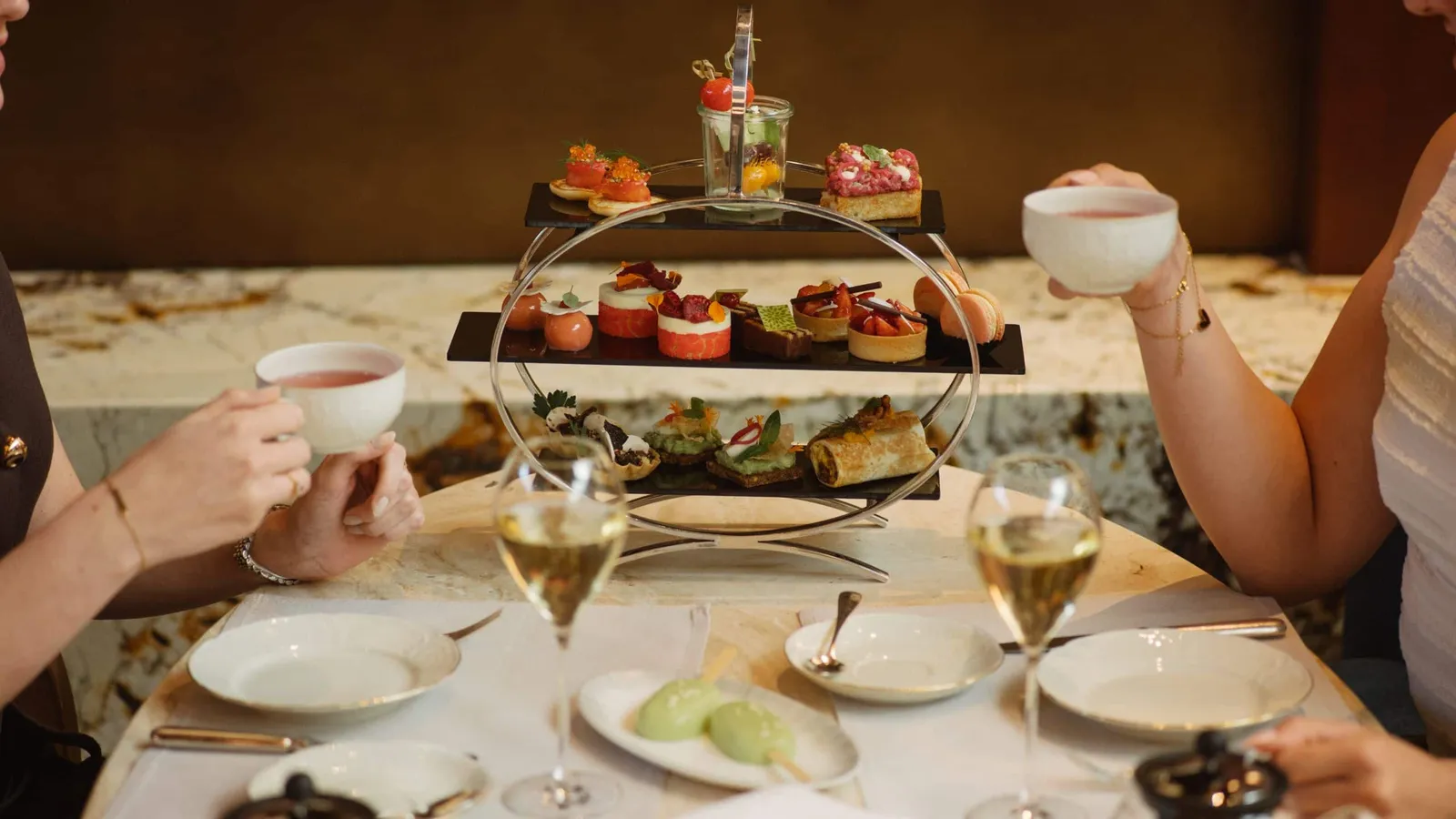 Il tè del pomeriggio con pasticcini e champagne