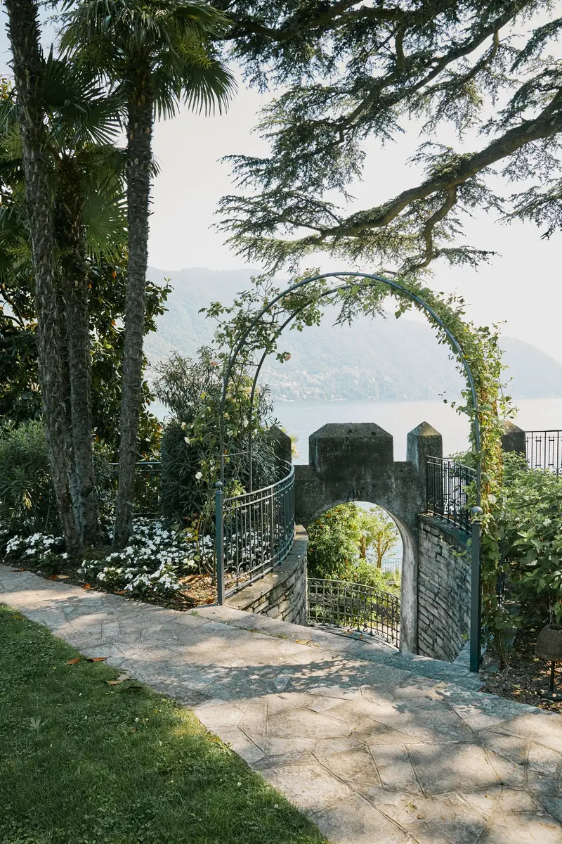 An arch and a path in the Casa al Lago garden