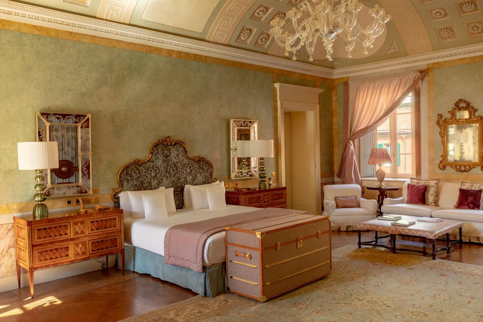 Grand Junior Suite with a stuccoed ceiling and a Murano chandelier