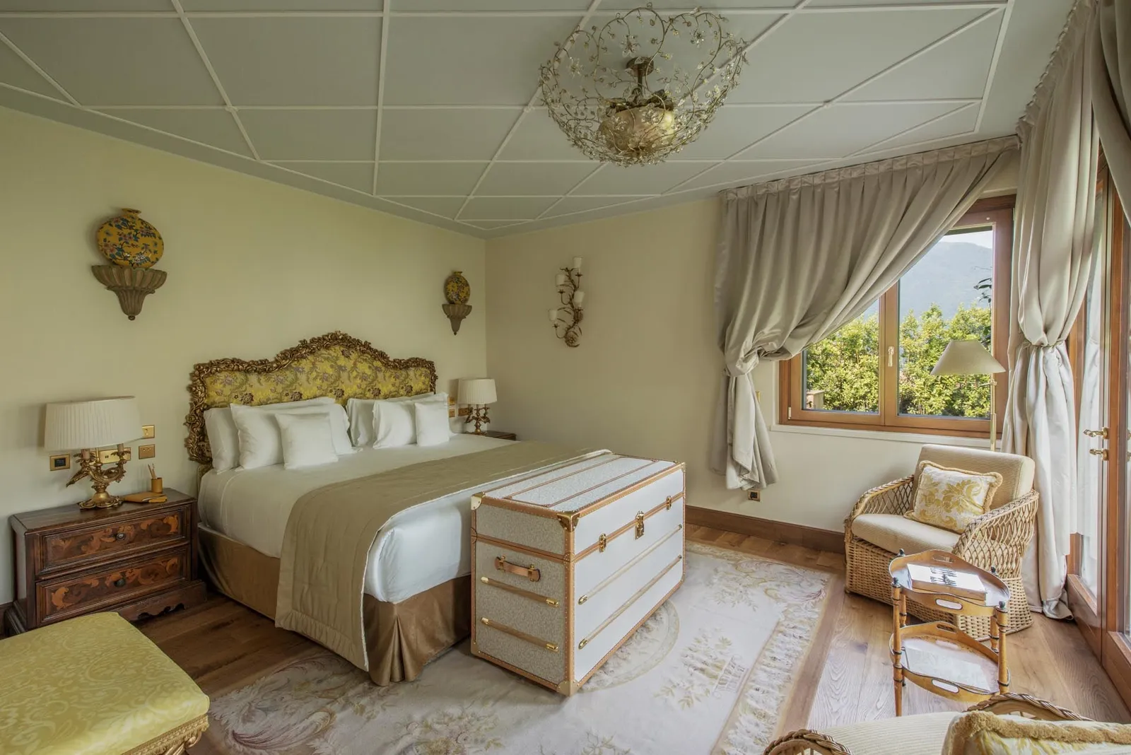 Grand Room al Lago with the bed and an armchair