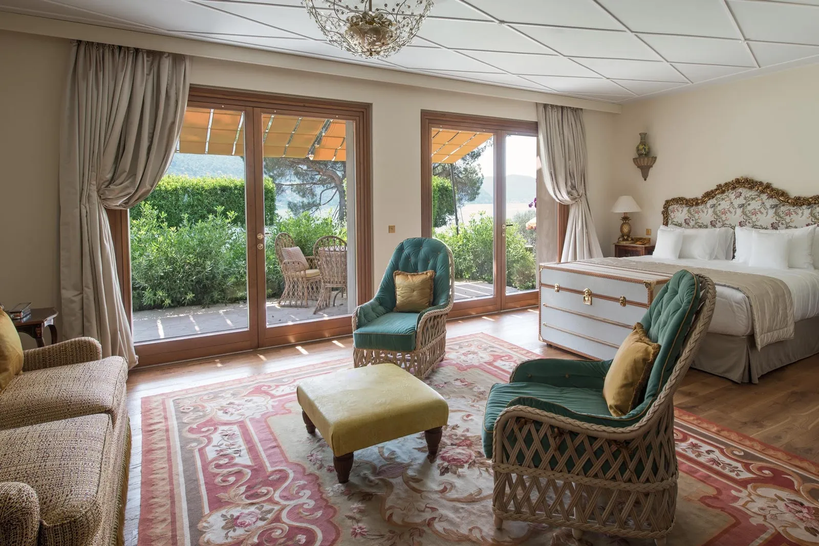 Junior Suite al Lago with armchairs and doors to the garden