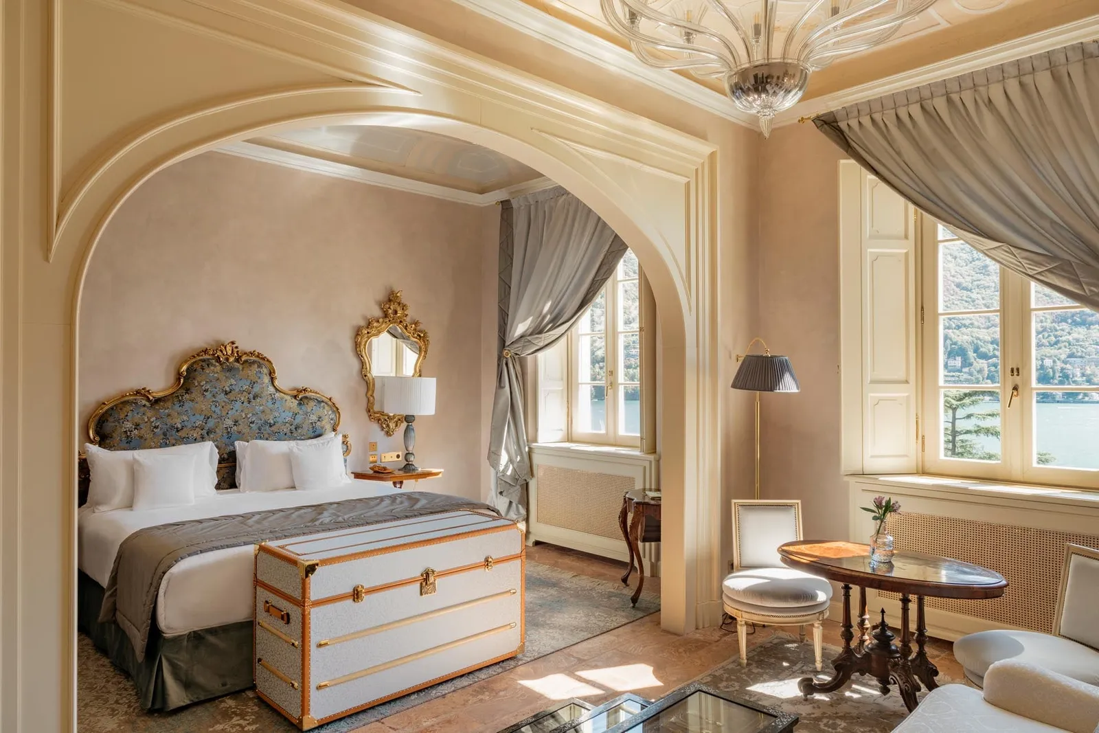 Junior Suite in the Villa under an arch, with the bed and the window