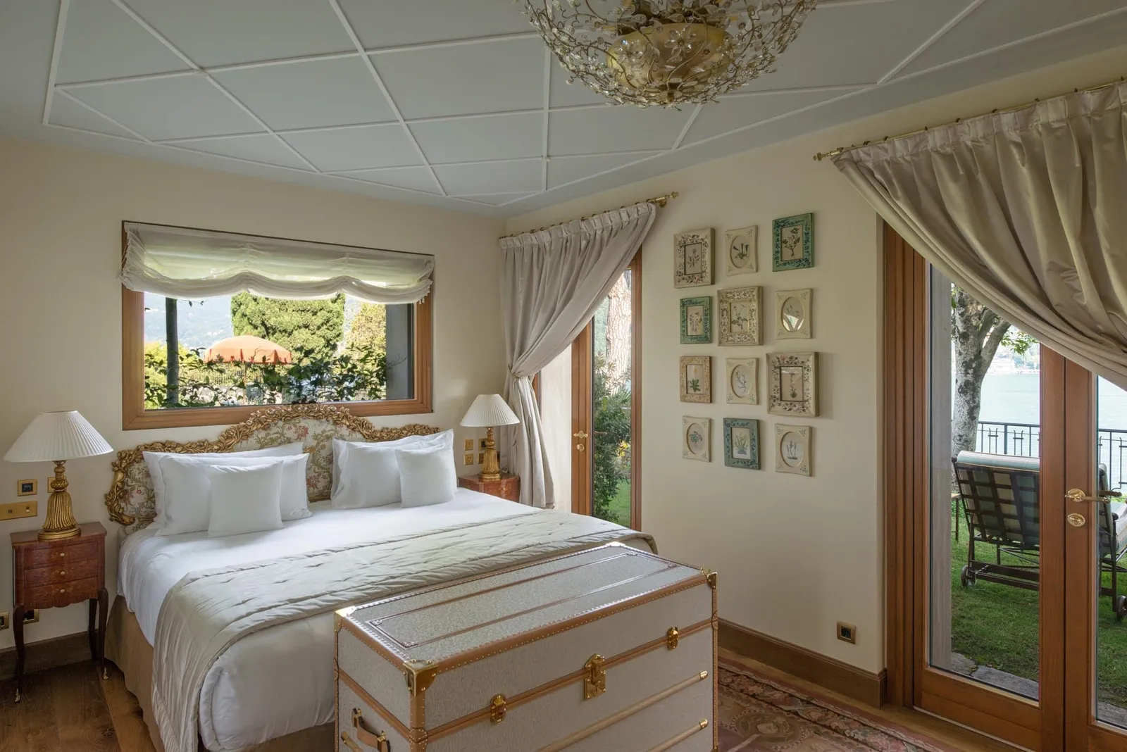 Room al Lago with the bed and the garden door