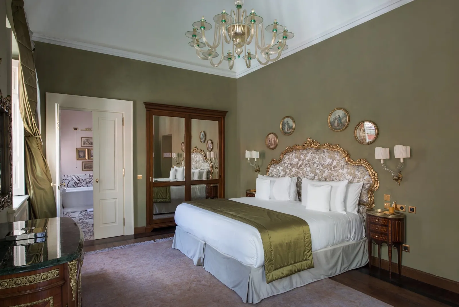 Room in the Villa with green walls, twin beds and gilt wall lights