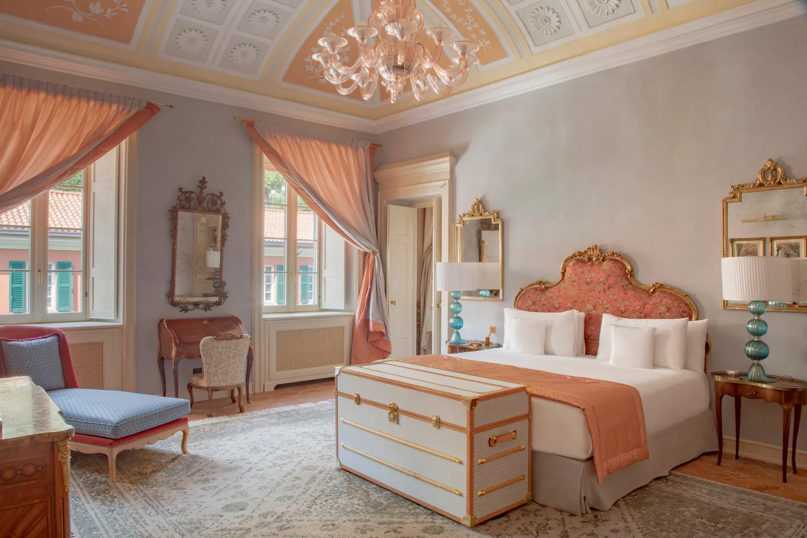 Suite Agnese with a painted ceiling and the bed