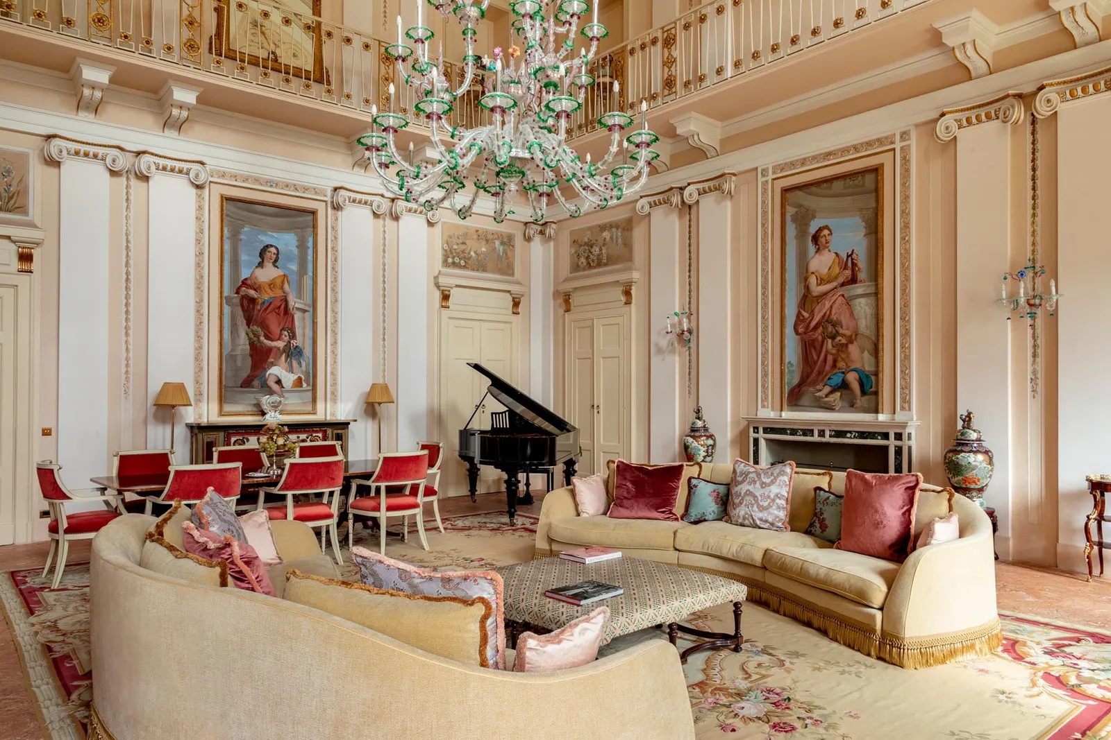 Suite Bellini’s music room with a grand piano and a chandelier