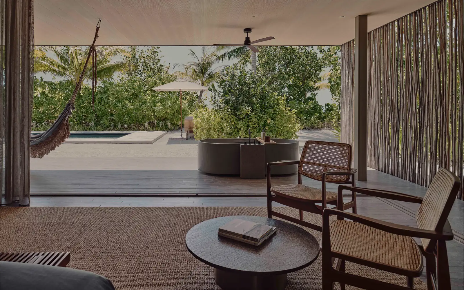 A 2-bedroom beach villa open to its garden: the hammock, the outdoor tub and the pool among the greenery