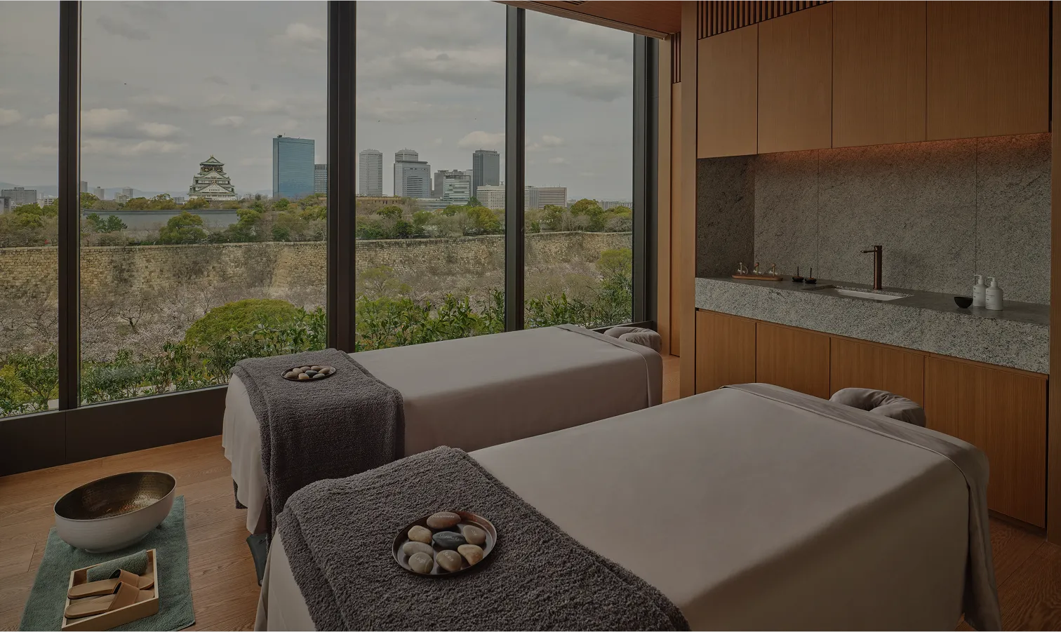 A treatment room for 2, Osaka Castle and the park through the window