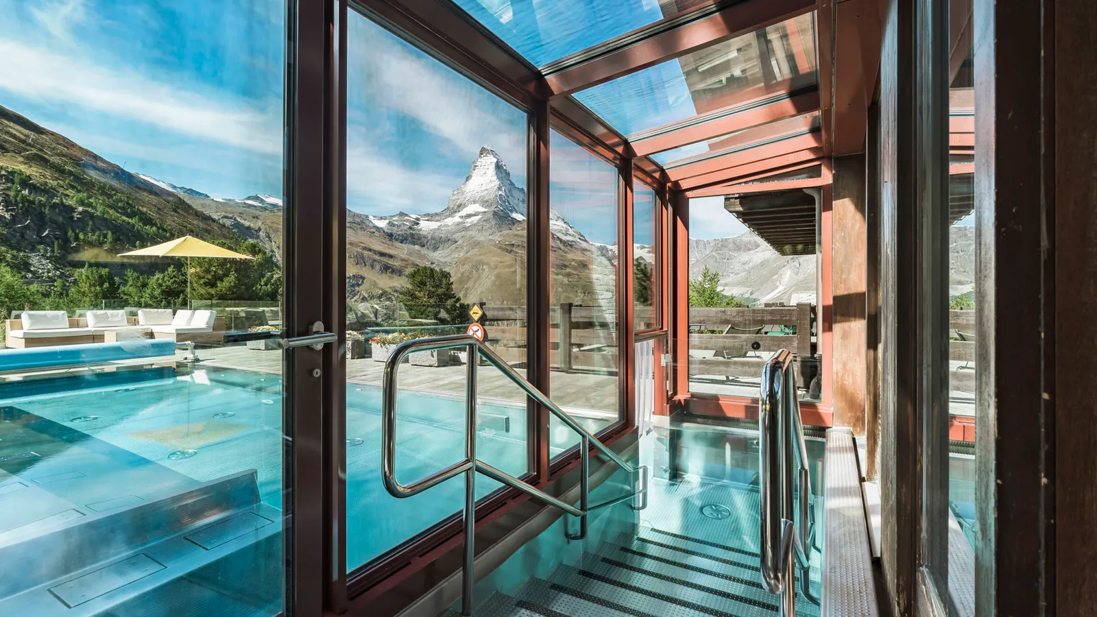 La piscina esterna con il Cervino davanti