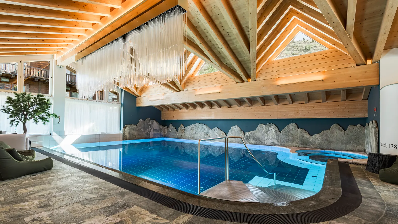 La piscina interna sotto il tetto in legno