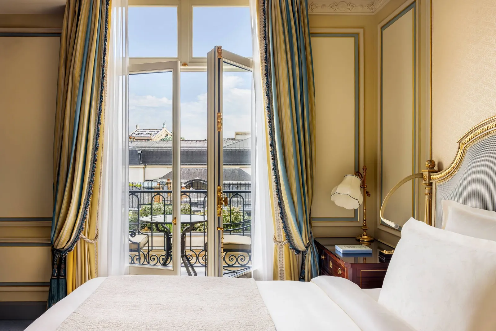 The interior of the Deluxe Junior Suite · Ritz Paris