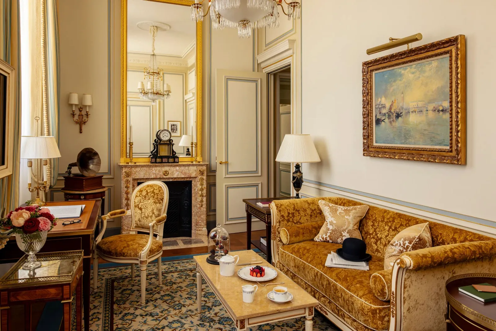 The interior of the Suite Charlie Chaplin · Ritz Paris
