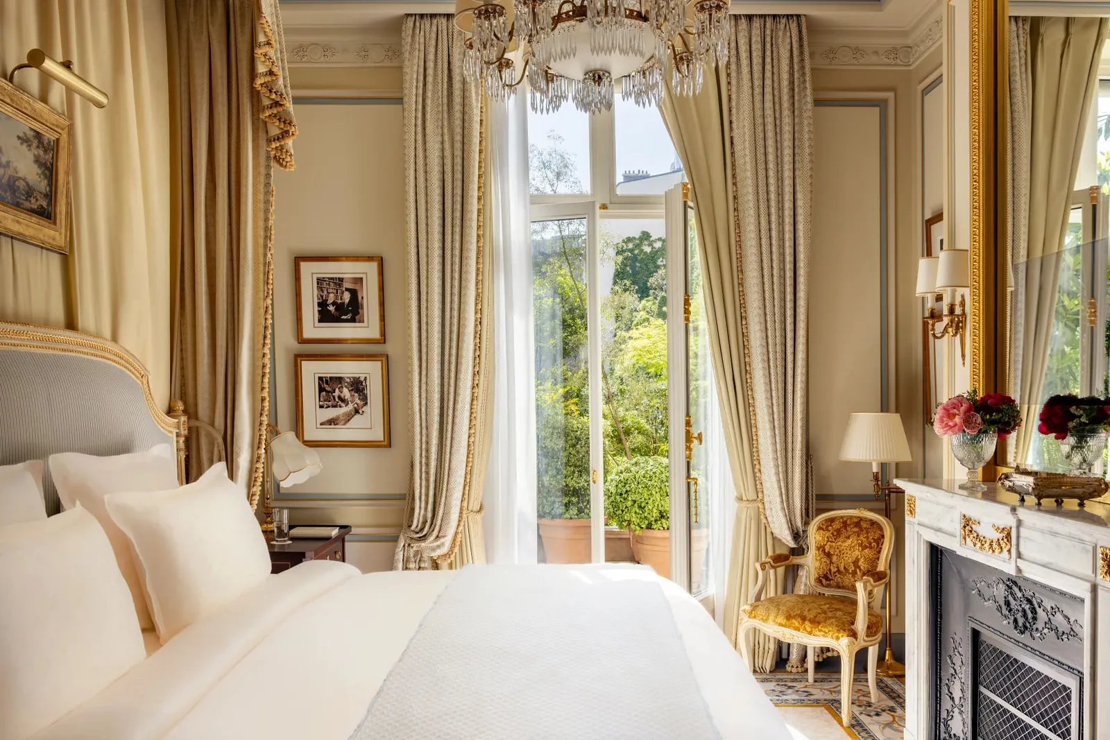 The interior of the Suite Ernest Hemingway · Ritz Paris