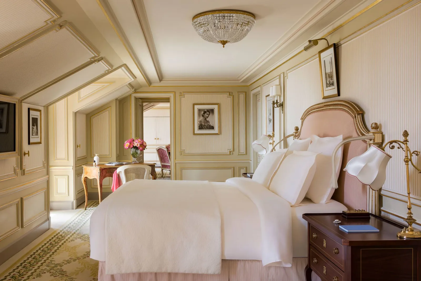 The interior of the Suite Maria Callas · Ritz Paris