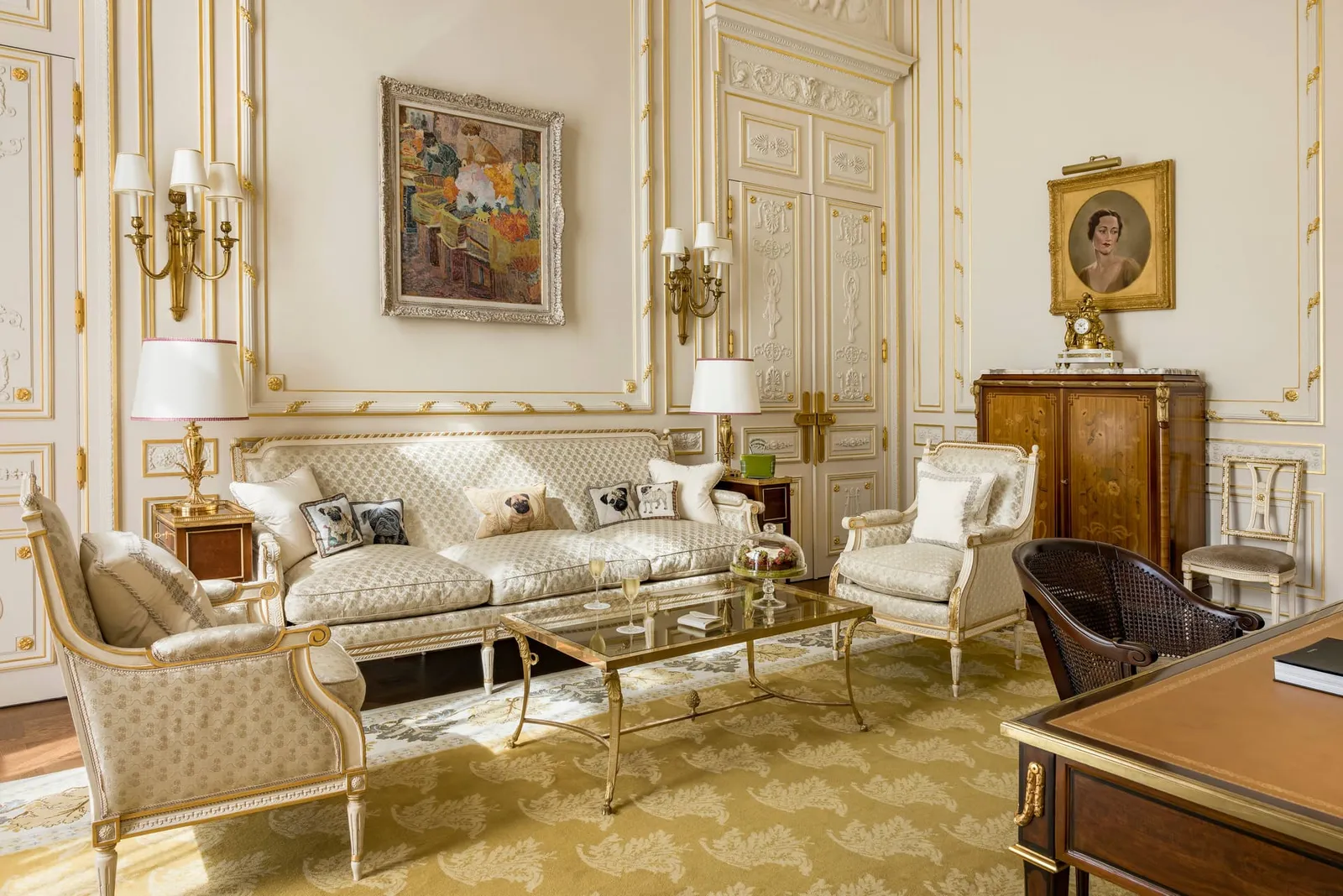 The interior of the Suite Windsor · Ritz Paris
