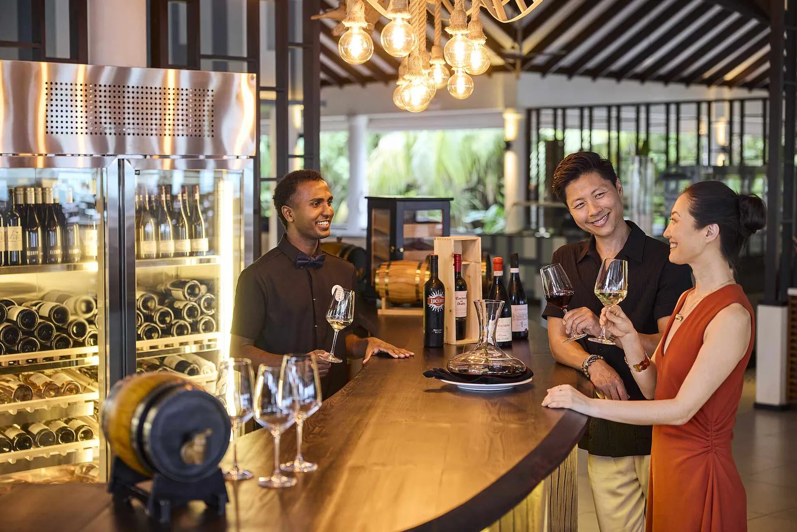 The wine counter of the main bar, with the sommelier pouring for a couple in front of the bottles.